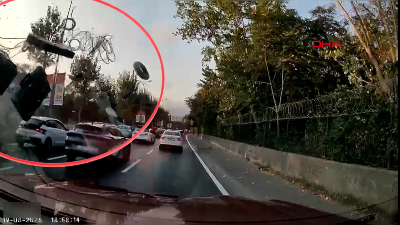 Sarıyer'de 4 aracın karıştığı kazada bir otomobil karşı yöne uçtu