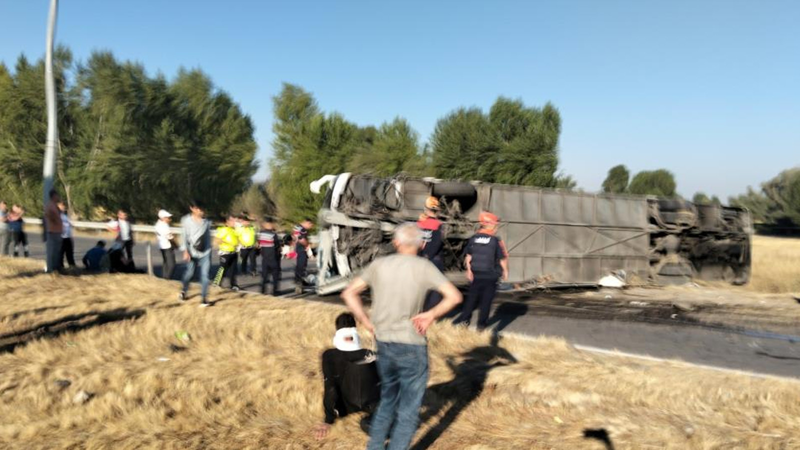 Afyonkarahisar'da yolcu otobüsü devrildi: Çok sayıda yaralı var
