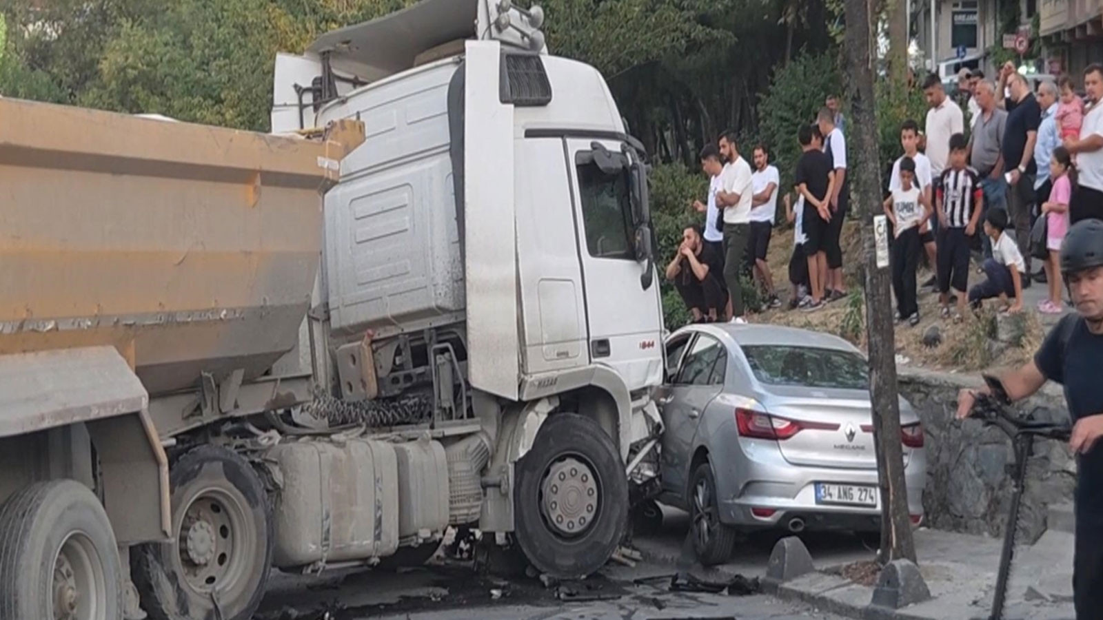 Esenler'de ortalığı savaş alanına çeviren kaza! Freni boşalan kamyon park halindeki araçları ezdi