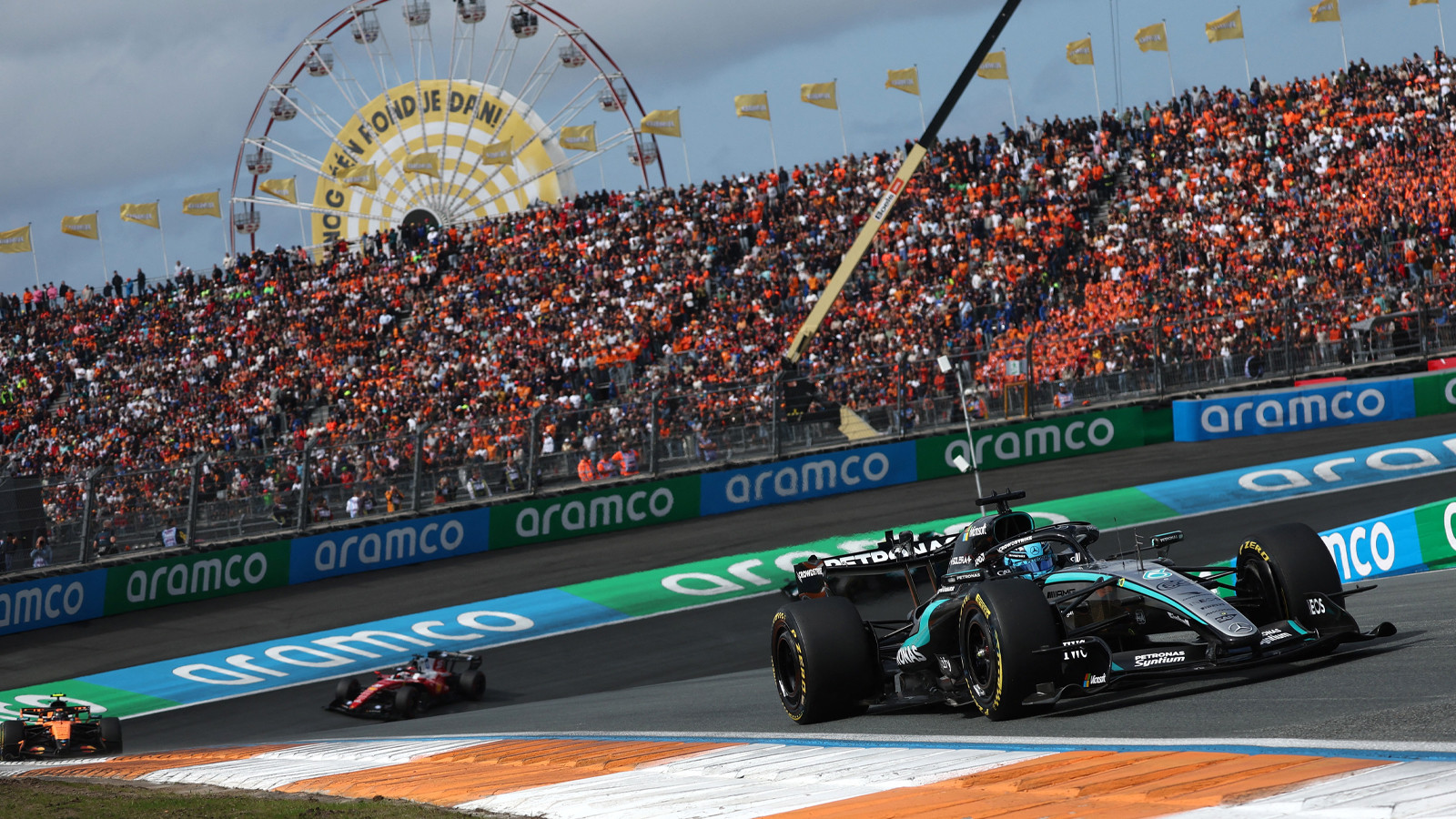 Russell, Hollanda GP Sprint yarışında Leclerc ve Norris'in önünde zafere ulaştı