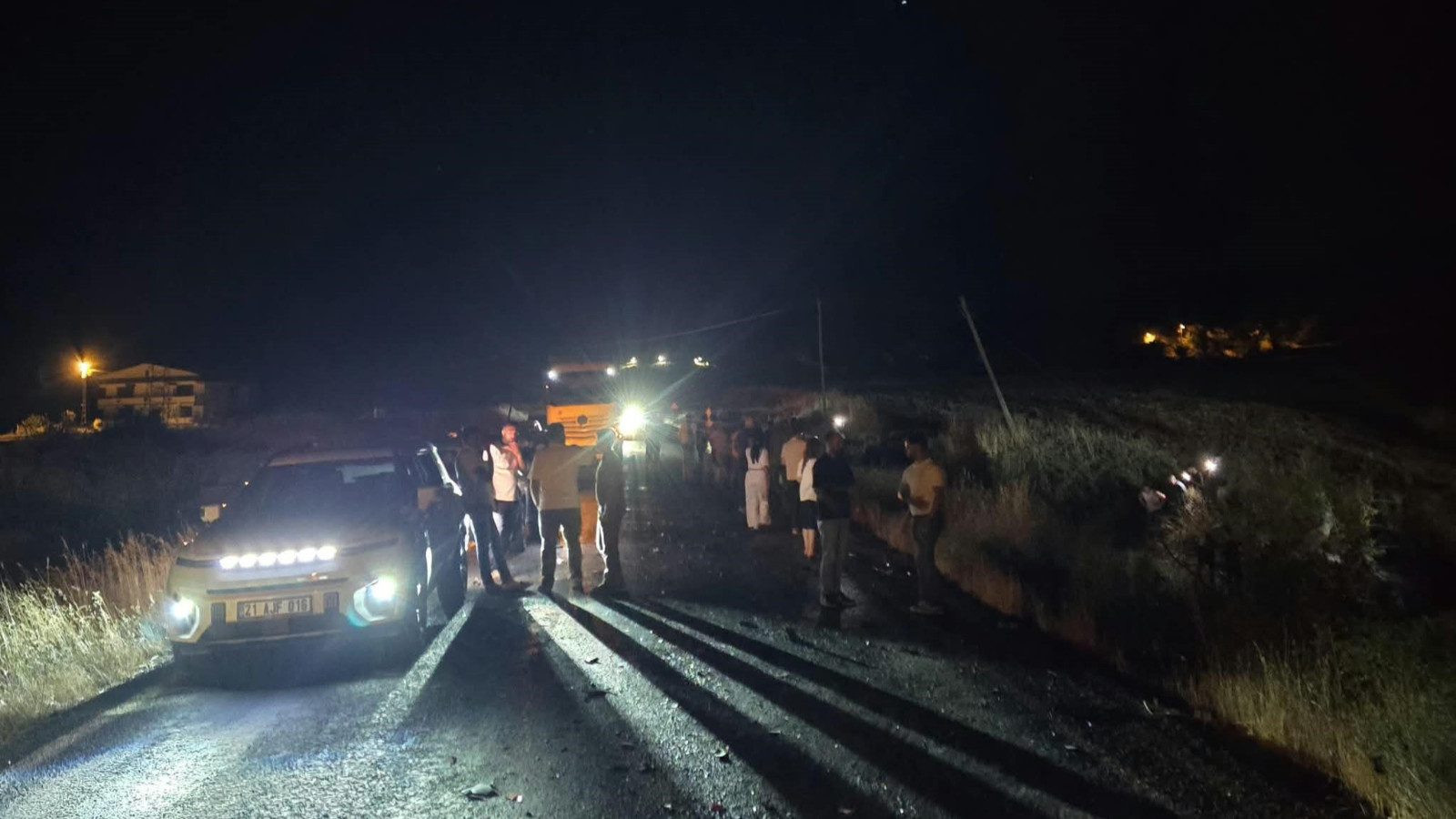 Sollama yapan otomobil tırın altında kaldı! 2 kişi feci şekilde can verdi