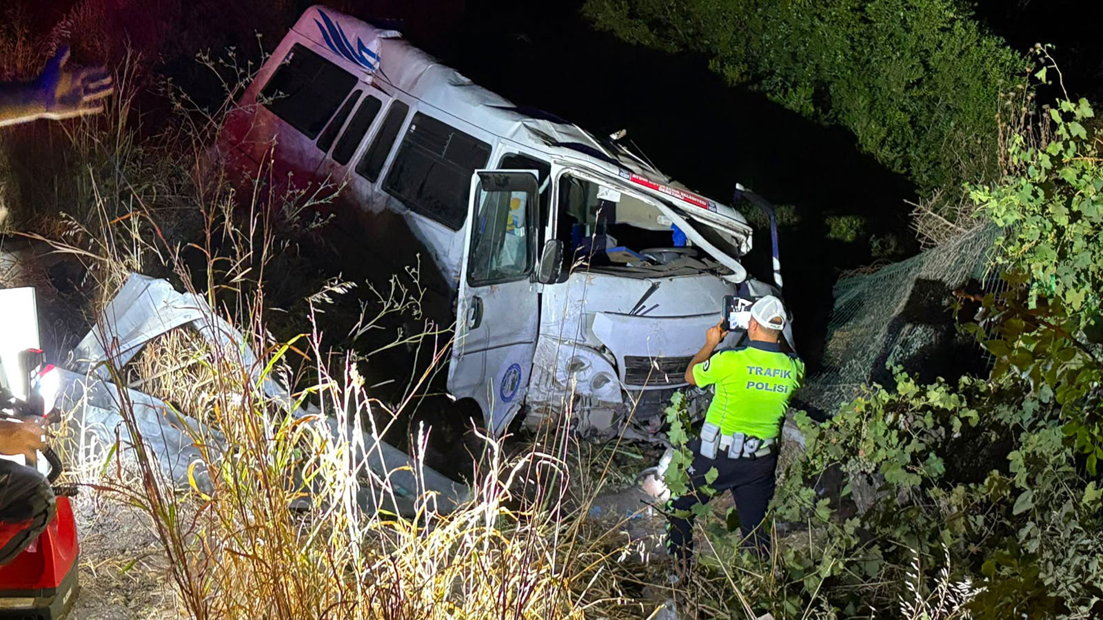 Aydın'da minibüs tarlaya uçtu: 1 ölü, 2 yaralı