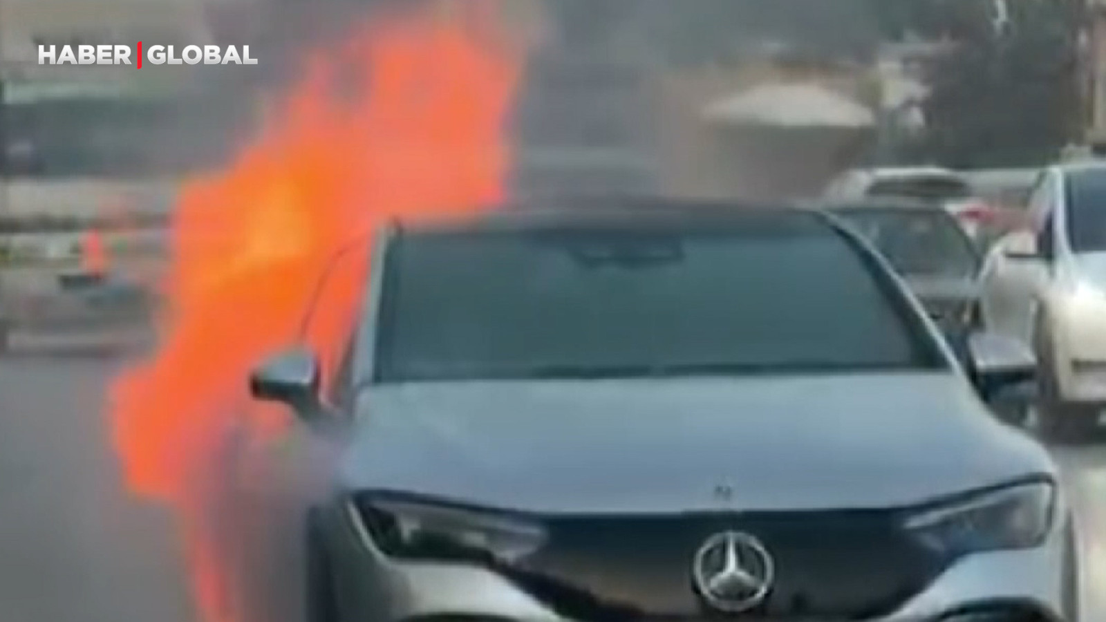 8 milyon TL'lik elektrikli otomobil seyir halindeyken bir anda yanmaya başladı, görüntüler gündem oldu