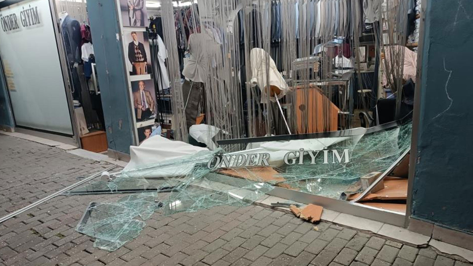 Direksiyon hakimiyetini kaybeden sürücü dükkana girdikten sonra firar etti