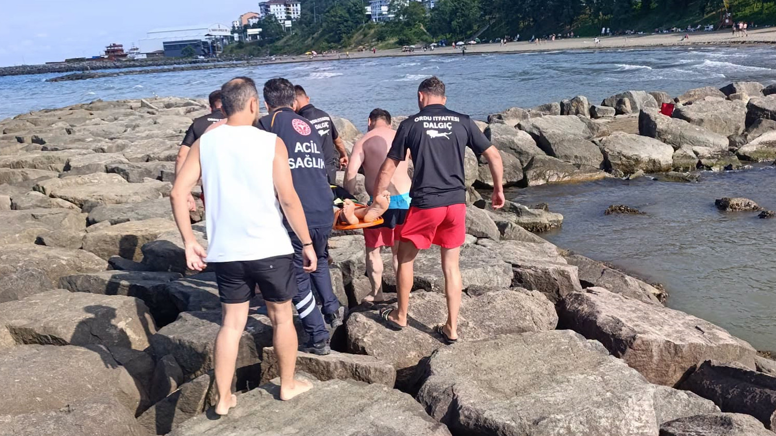 Ordu'da denizde can pazarı: Aynı aileden dört kişi boğulma tehlikesi geçirdi