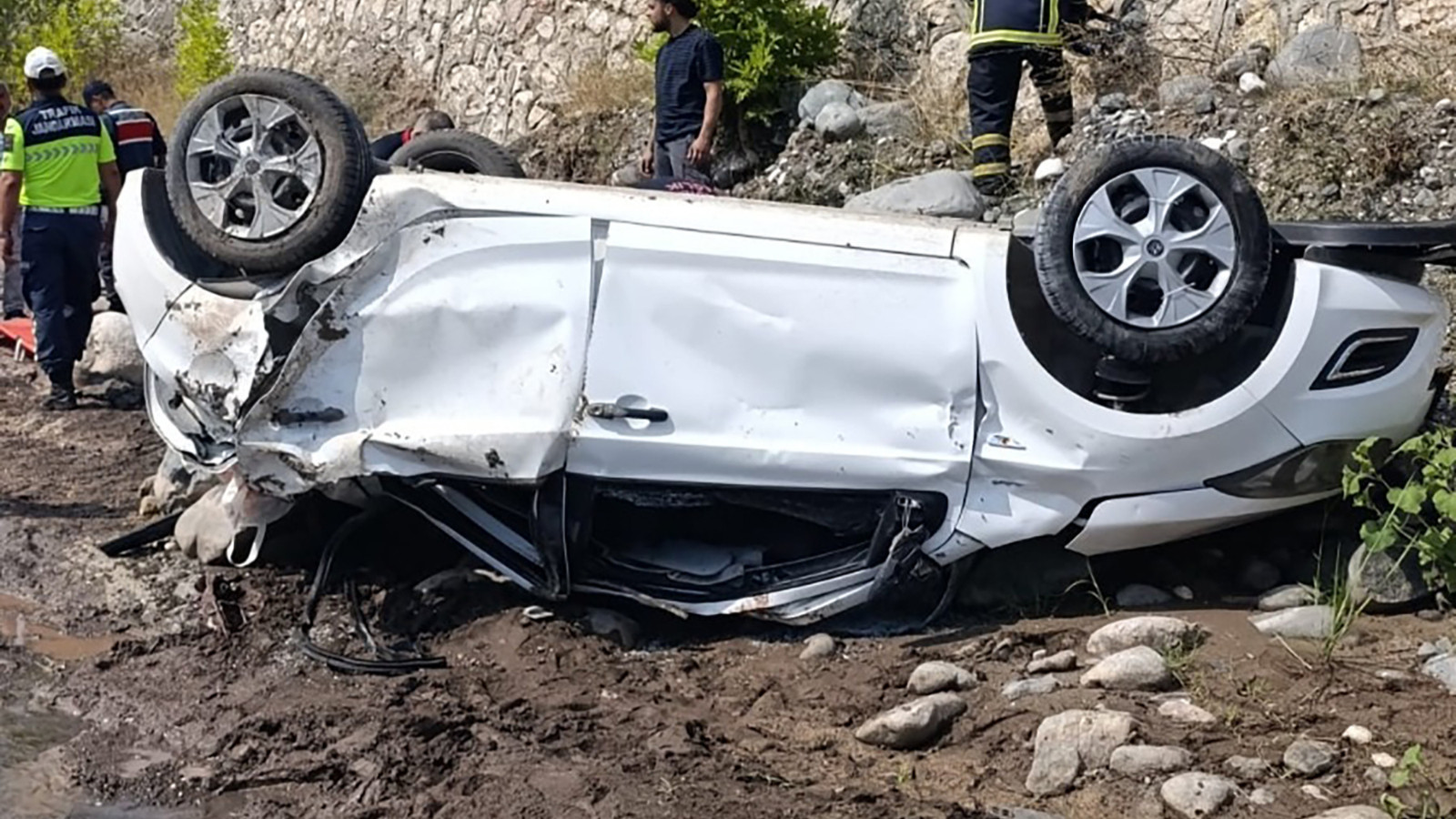Adana’da feci kaza! Otomobil dereye uçtu: 2 kişi hayatını kaybetti