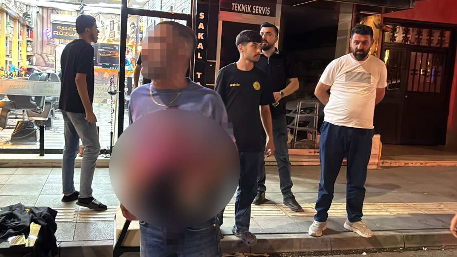 Aksaray'da bir şahıs karnından bıçakla yaralandı: Polislere bağırıp yol ortasında soyundu