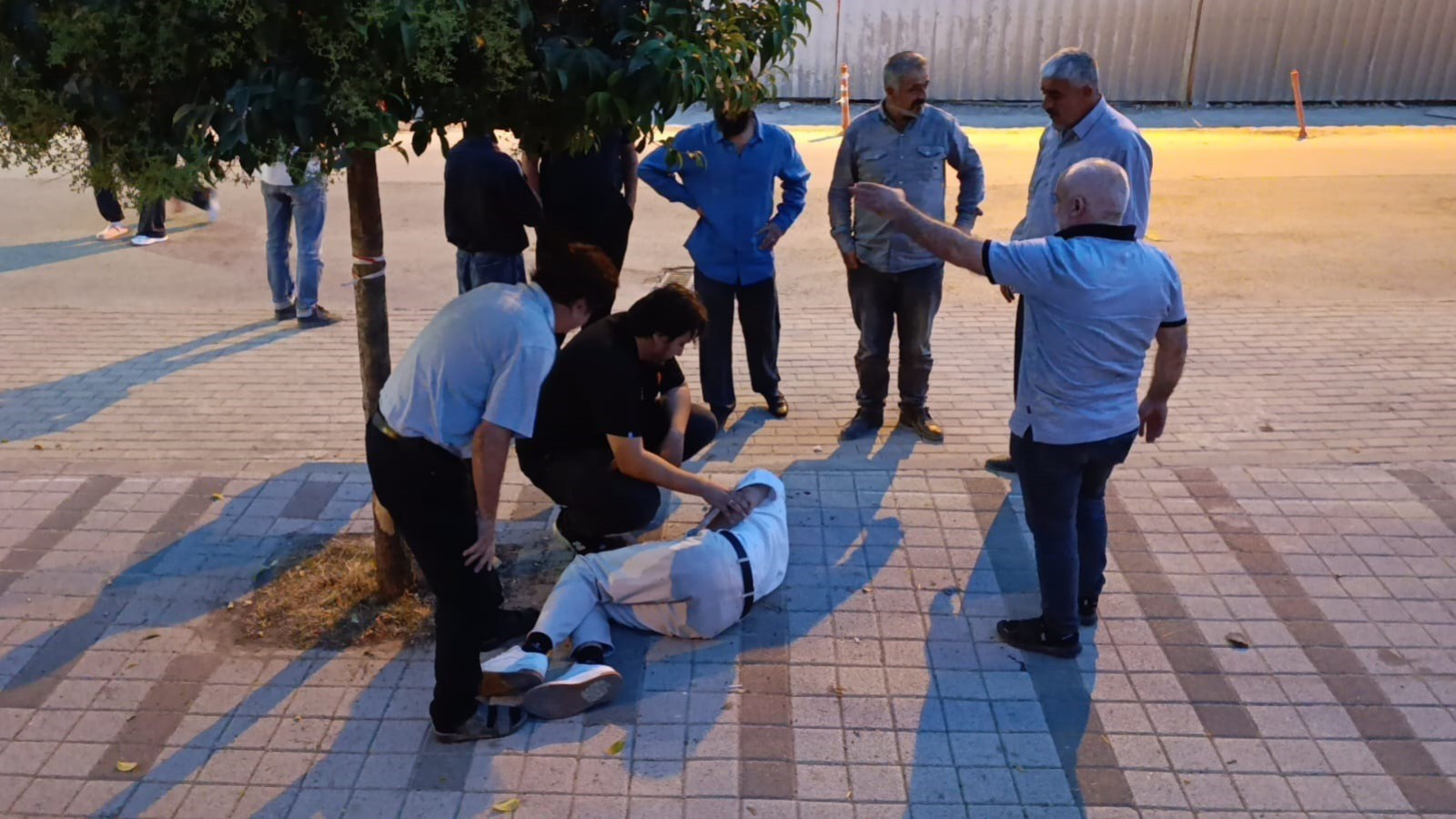 Bursa'da hastane yakınında yaralanan sürücüye doktor duvardan atlayarak müdahale etti