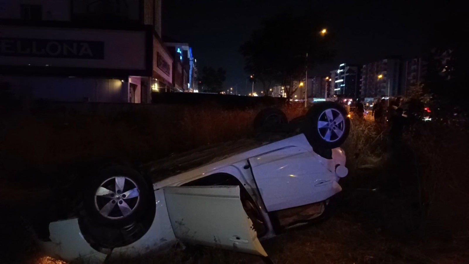 Bursa'da otomobil araziye girip takla attı