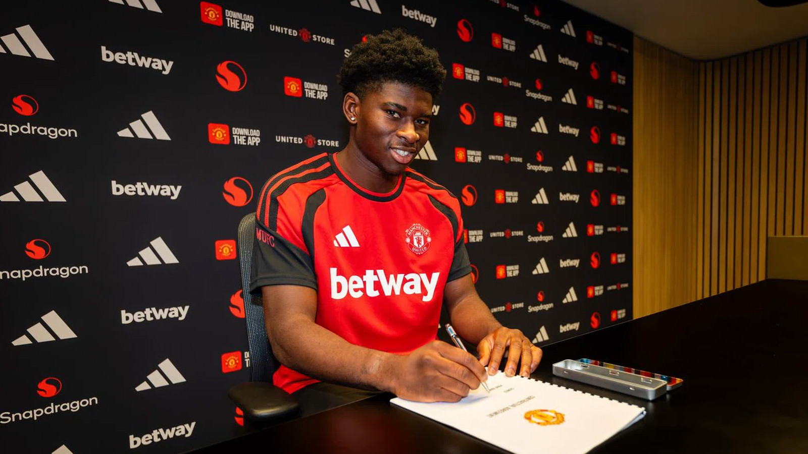 Carlos Baleba 76 milyon euroya Manchester United'da