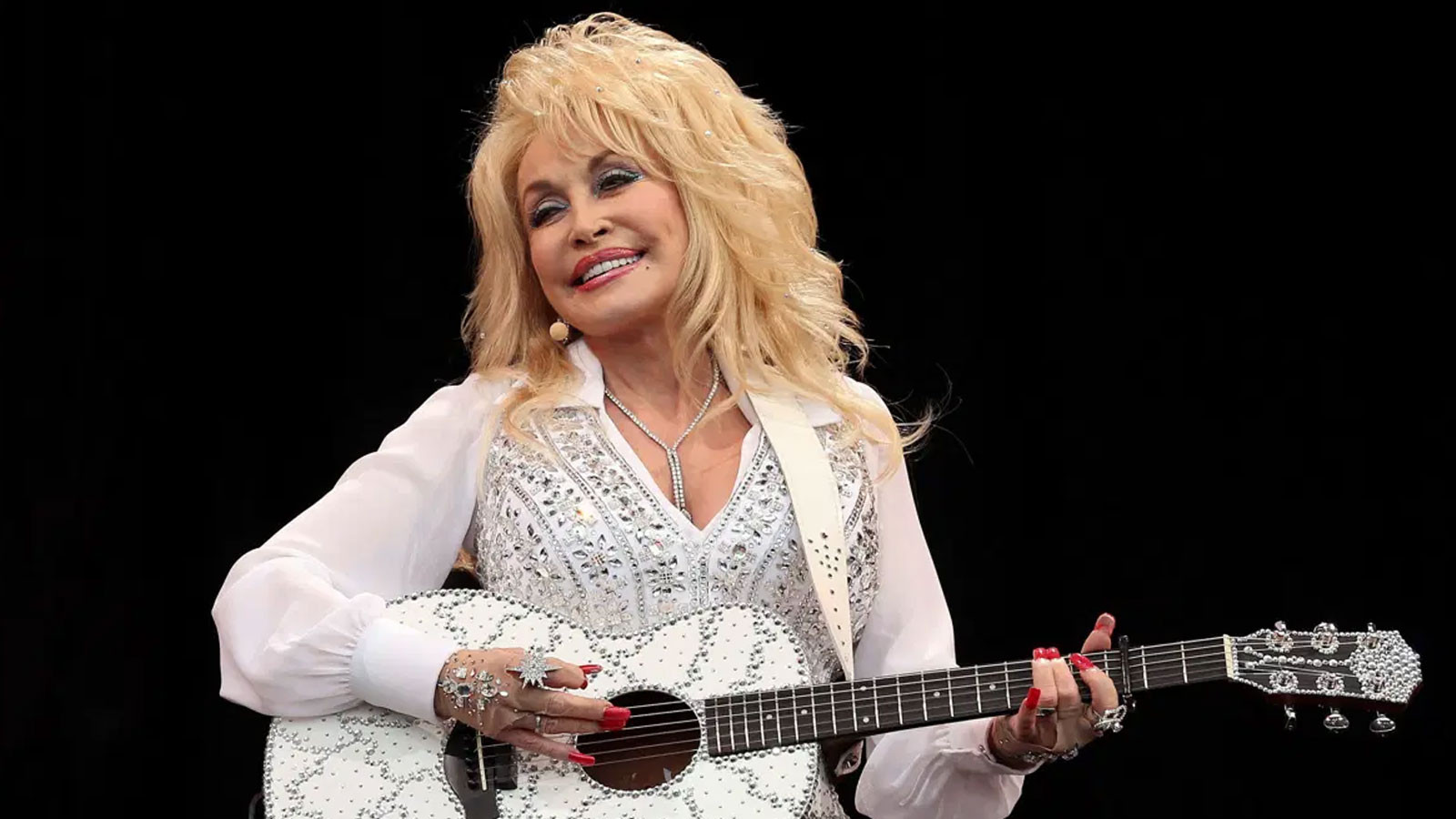 Country müzik efsanesi Dolly Parton 80 yaşında yaşamını yitirdi