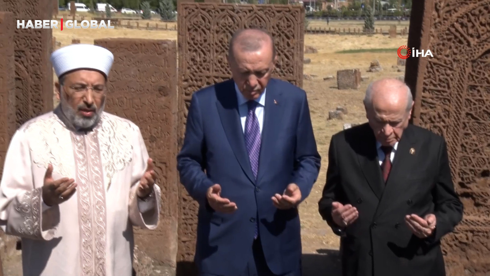 Cumhurbaşkanı Erdoğan ve MHP lideri Bahçeli Ahlat Selçuklu Kabristanı'nı ziyaret etti