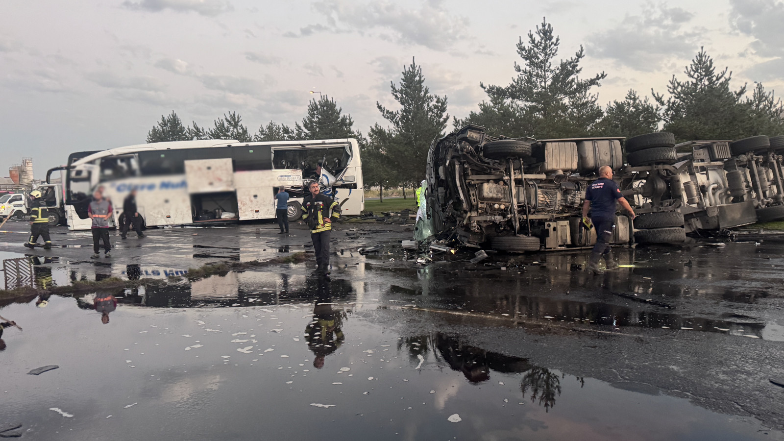 Kayseri'de yolcu otobüsü tankerle çarpıştı: 35 kişi yaralandı