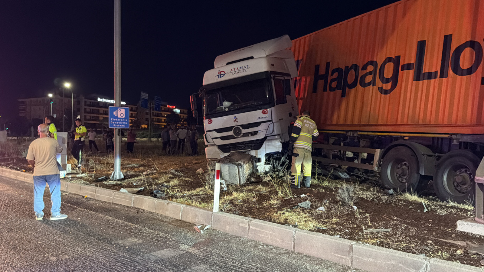 Kütahya'da refüje çıkan TIR'ın sürücüsü yaralandı