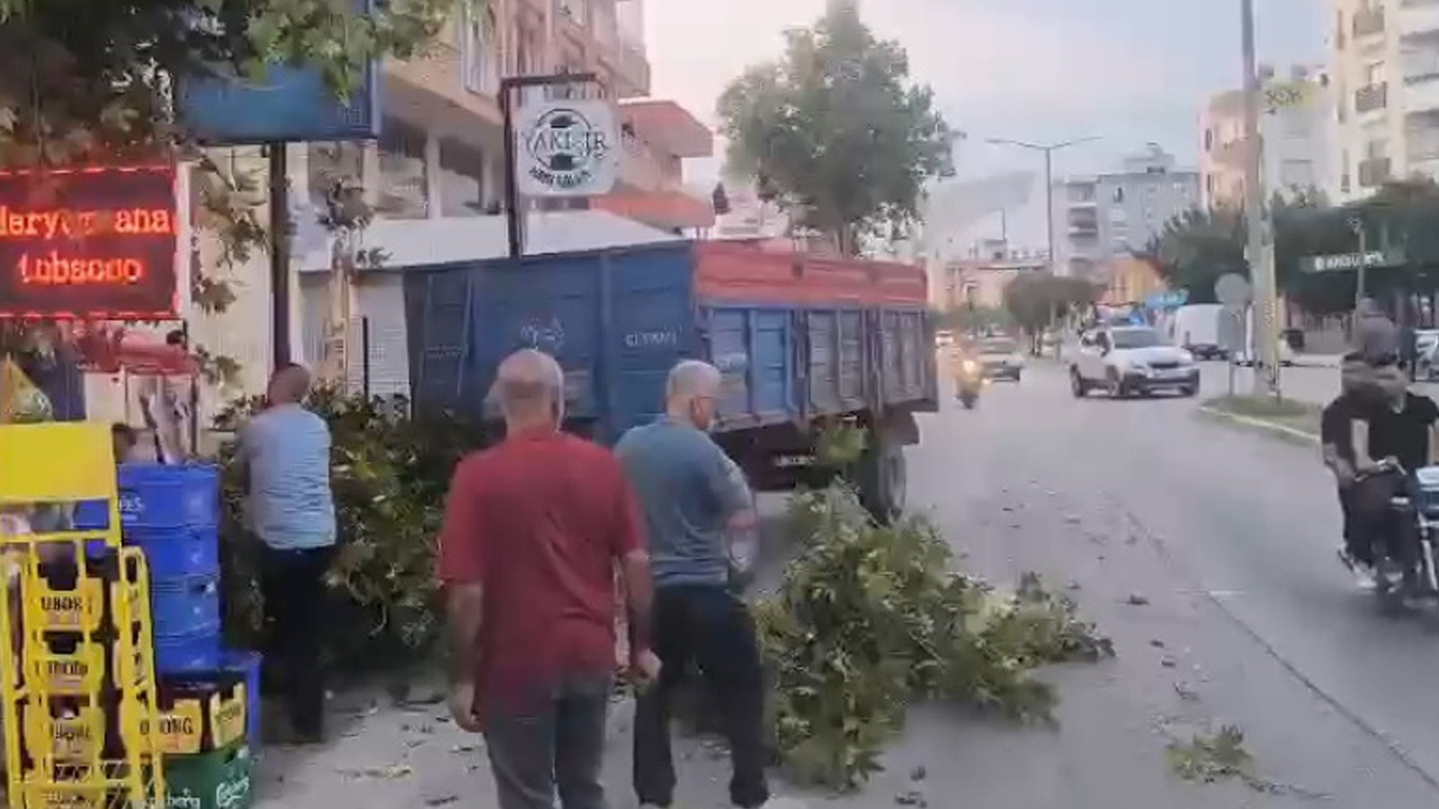 Adana'da kontrolden çıkan römork kaldırımda bekleyen iki kişiye çarptı