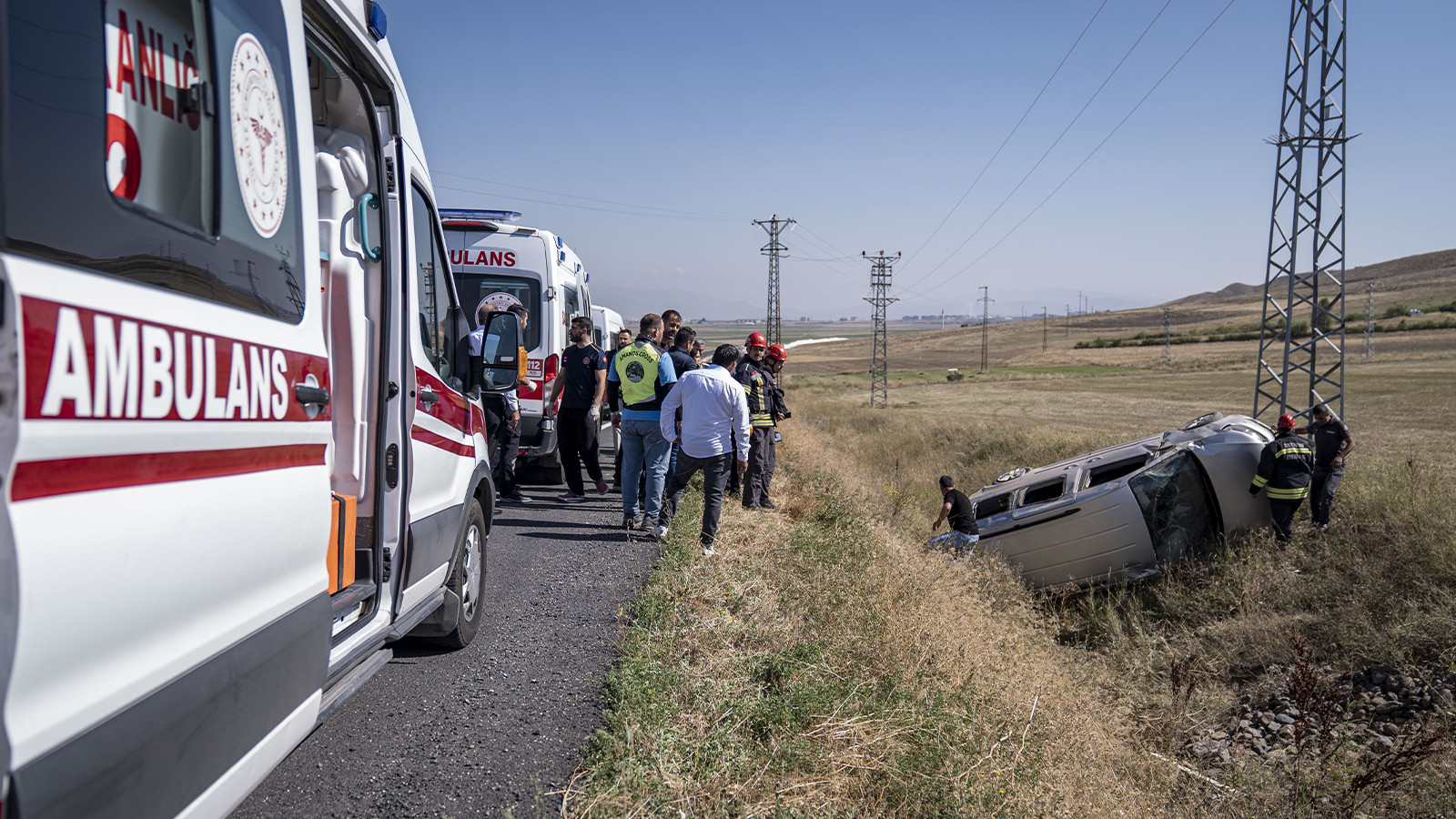 Erzurum'da hafif ticari araç şarampole devrildi: 5 yaralı