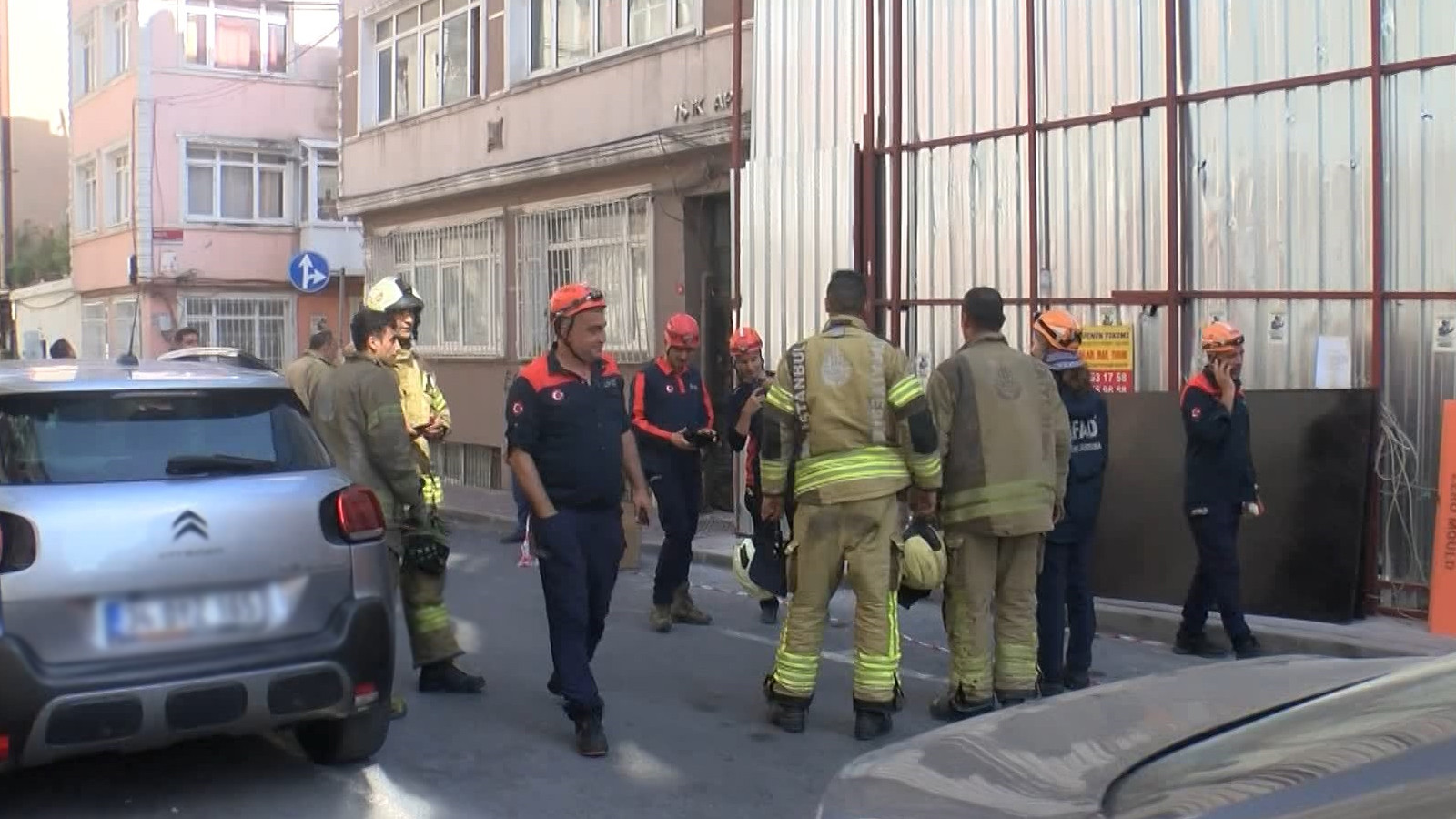 Fatih'te yıkımı yapılan bina çöktü: Yaralılar var