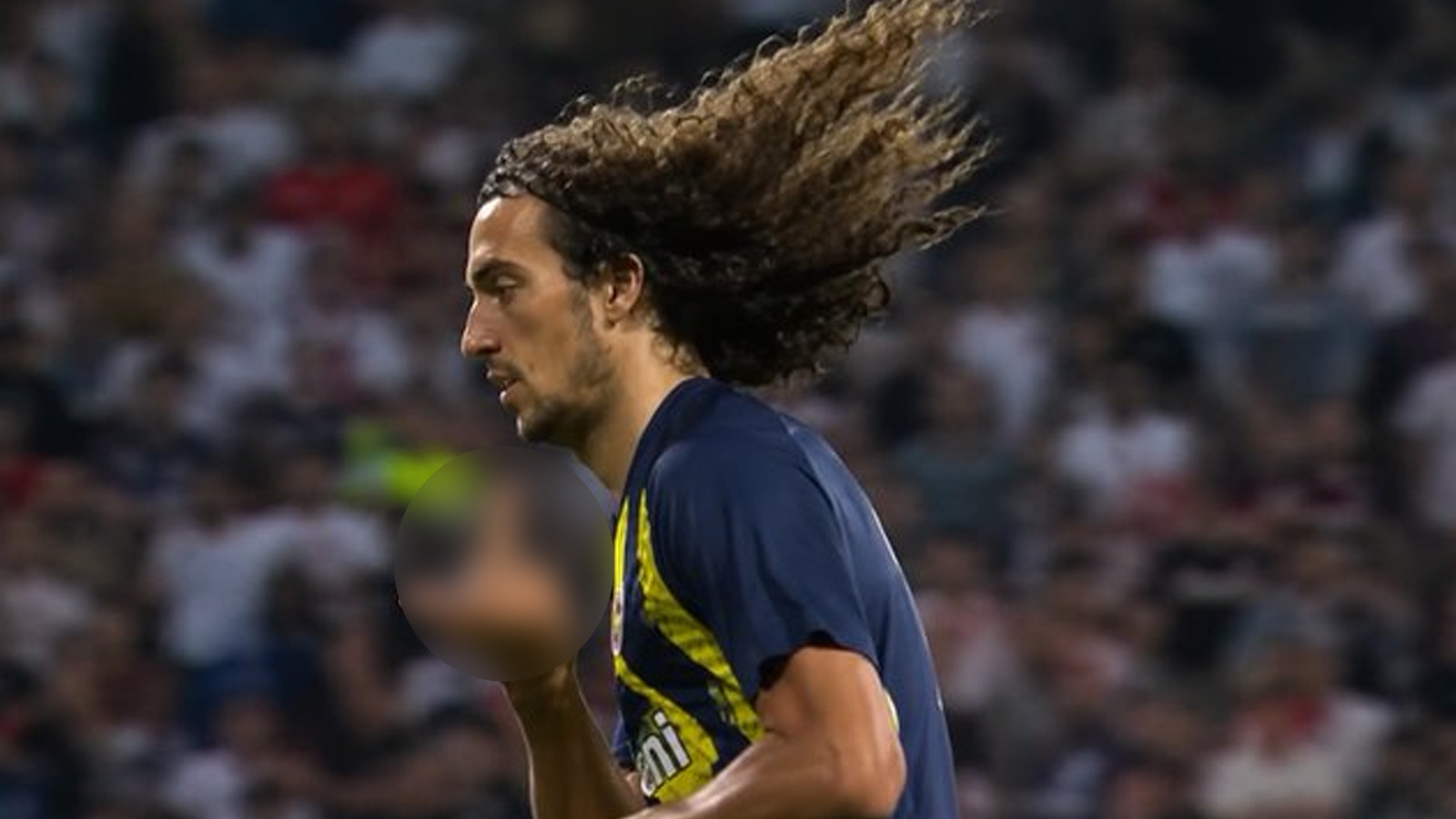 Guendouzi'den kendisine küfür eden taraftarlara olay hareket