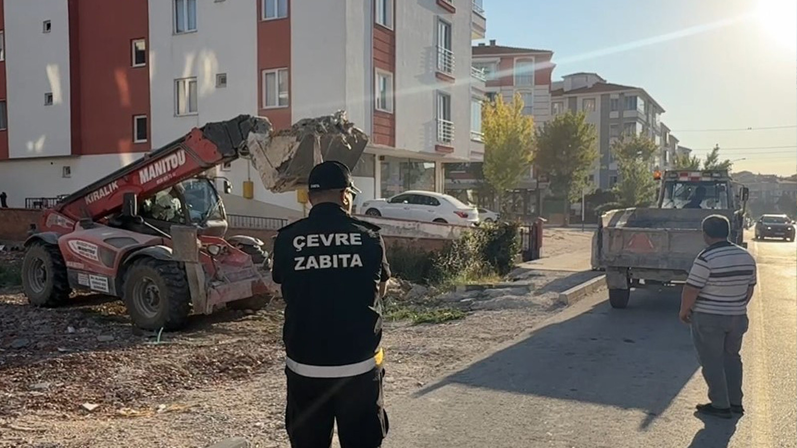 Arsaya atık döktü, 20 bin TL ceza yedi! Bir de kendi elleriyle temizledi