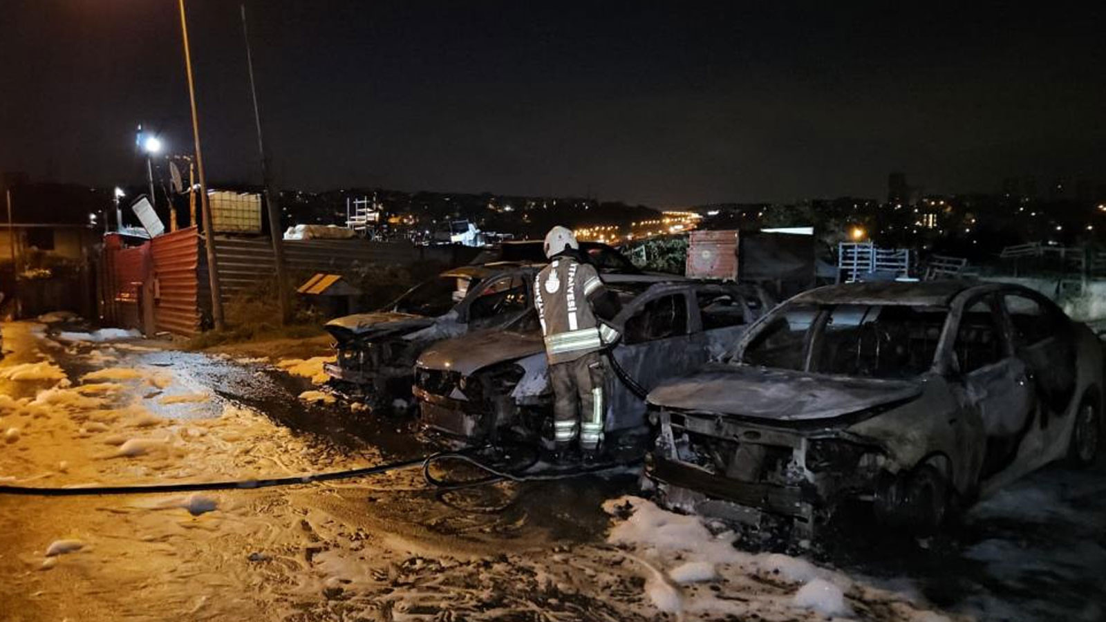 Avcılar'da 3 otomobil alevlere teslim oldu!