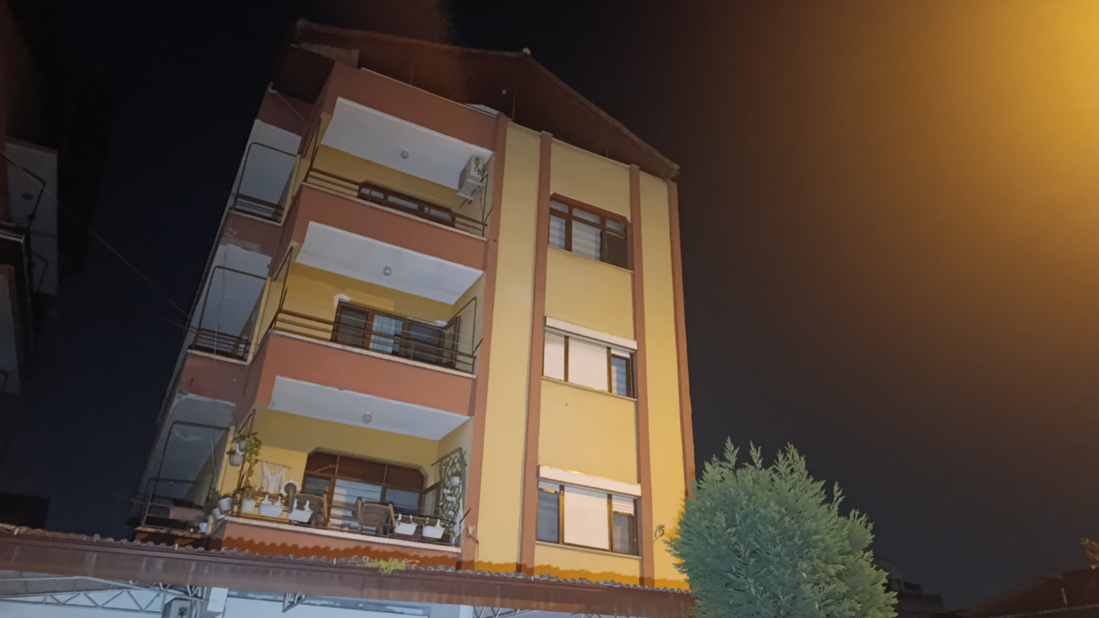 Kocaeli'de kolonlarından ses gelen bina boşaltıldı