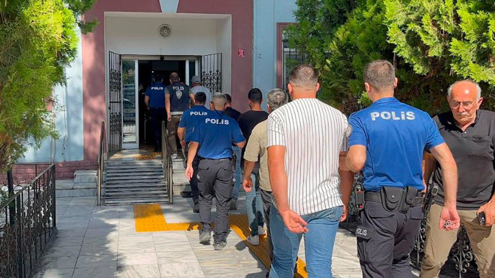 WhatsApp'tan uygulama noktalarını paylaşan 7 şüpheli yakalandı