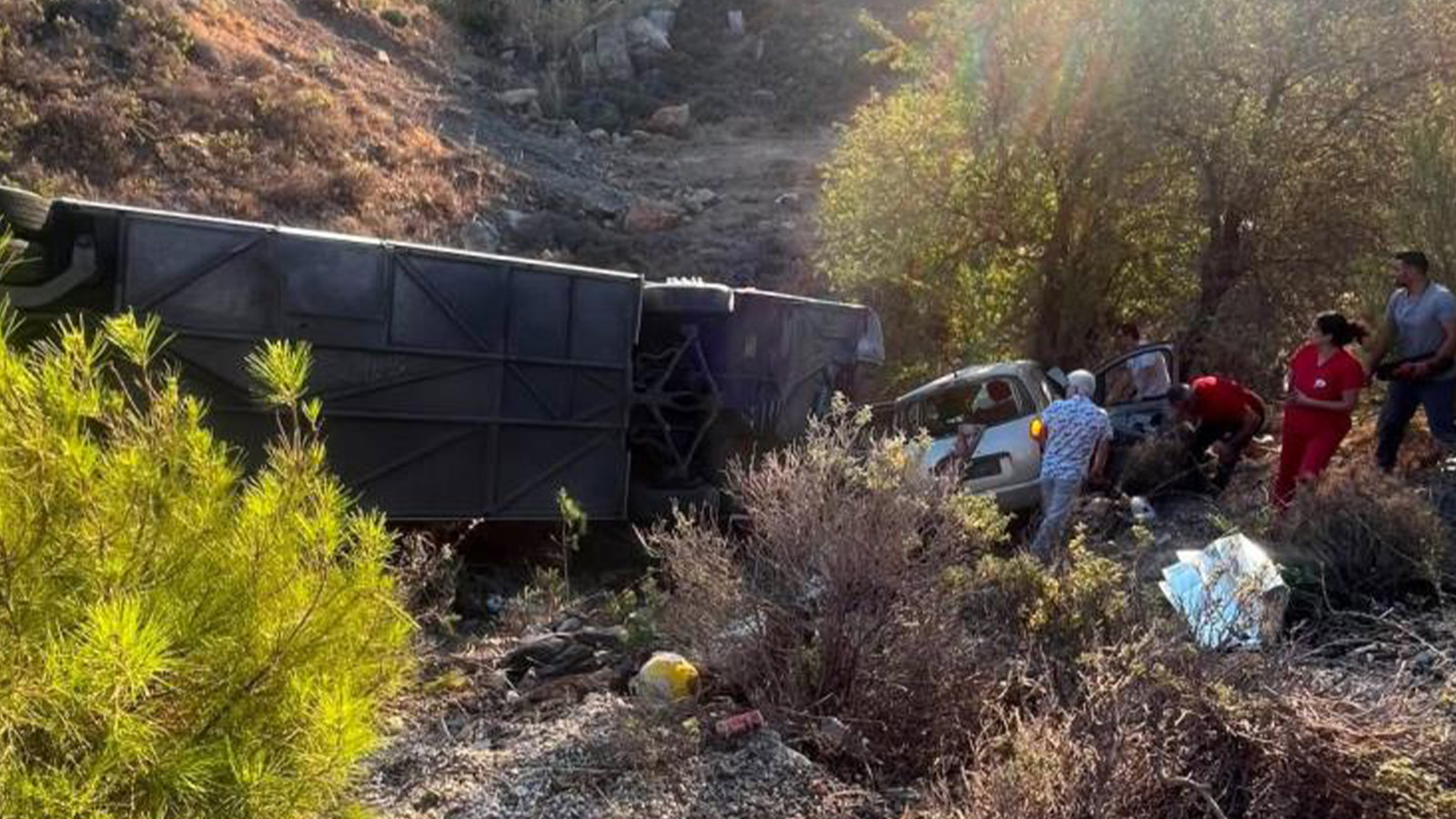 İzmir'de otobüsle otomobil çarpıştı: 2 ölü, 1 yaralı