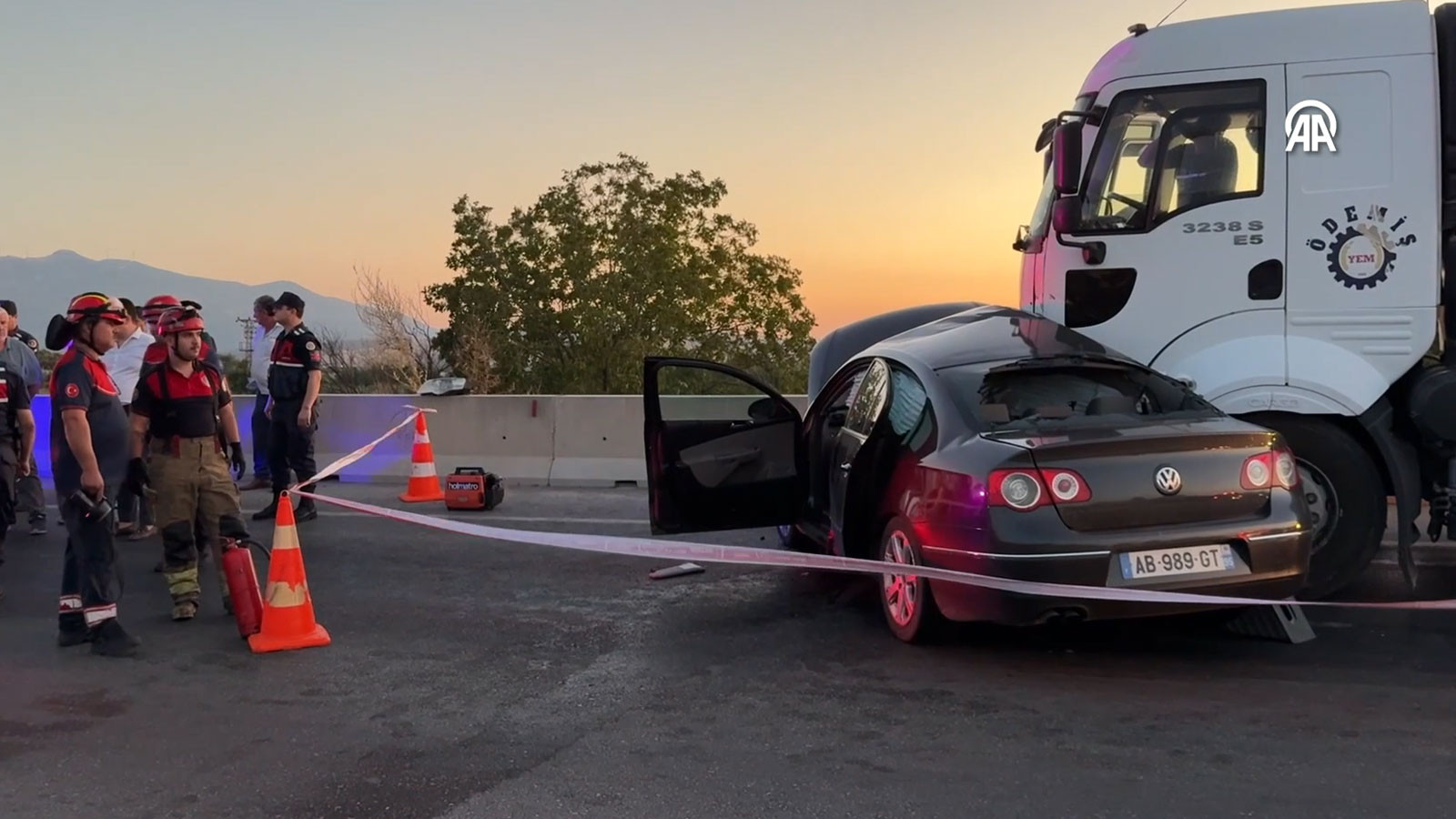 İzmir'de tanker otomobile çarptı: Karı koca öldü