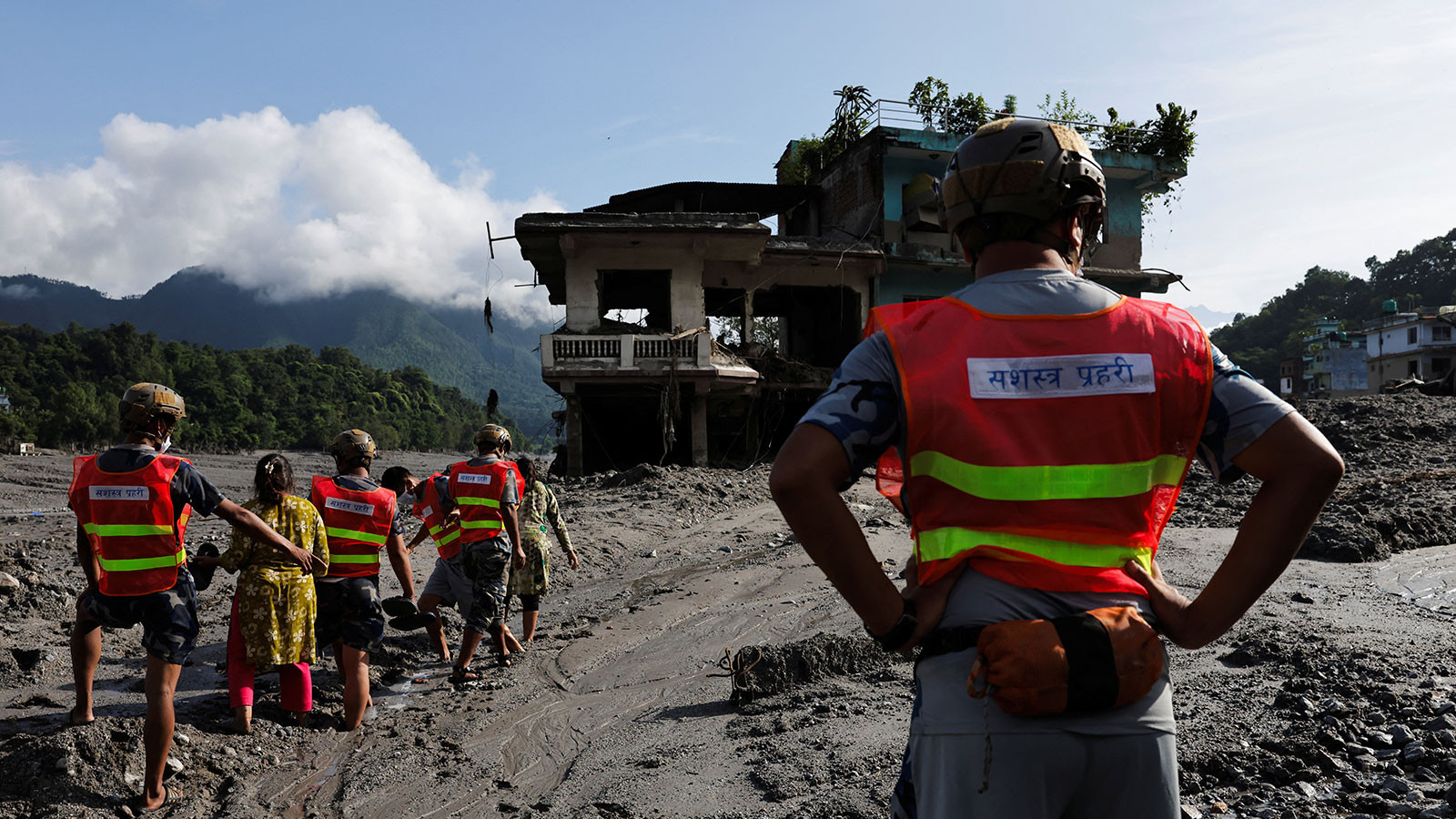 Nepal'deki selde hayatını kaybedenlerin sayısı 469'a çıktı