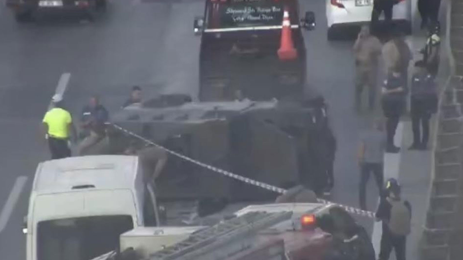 Pendik'te zincirleme kaza: 2'si polis 3 yaralı