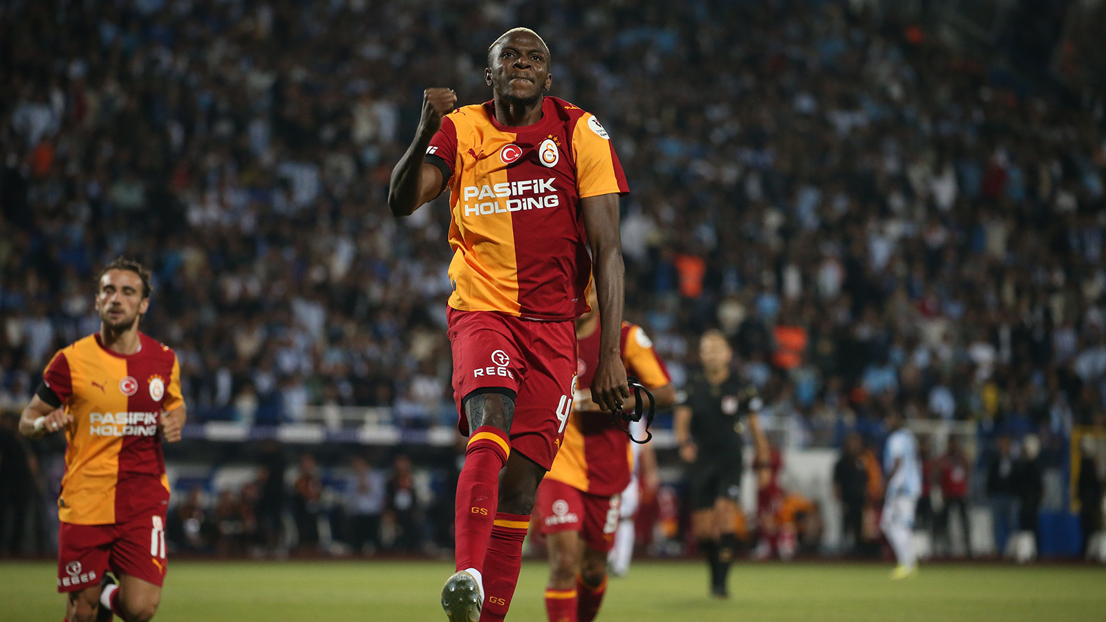 Victor Osimhen yıldız ismin transferi için bizzat devreye girdi! Arkadaşını Galatasaray için telefonla aradı