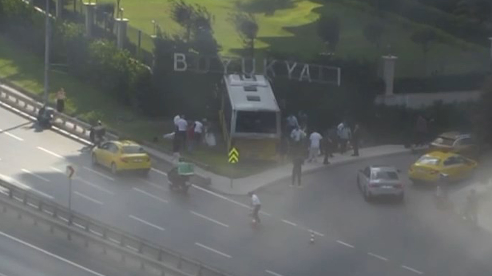 Zeytinburnu’nda İETT otobüsü duvara çarptı; yaralılar var