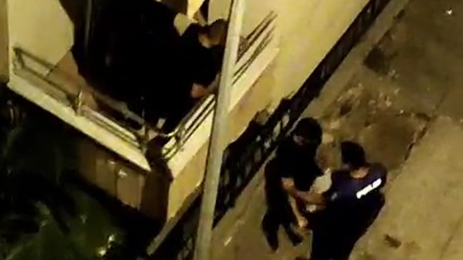 Hırsızlık şüphelileri balkonda suçüstü yakalandı