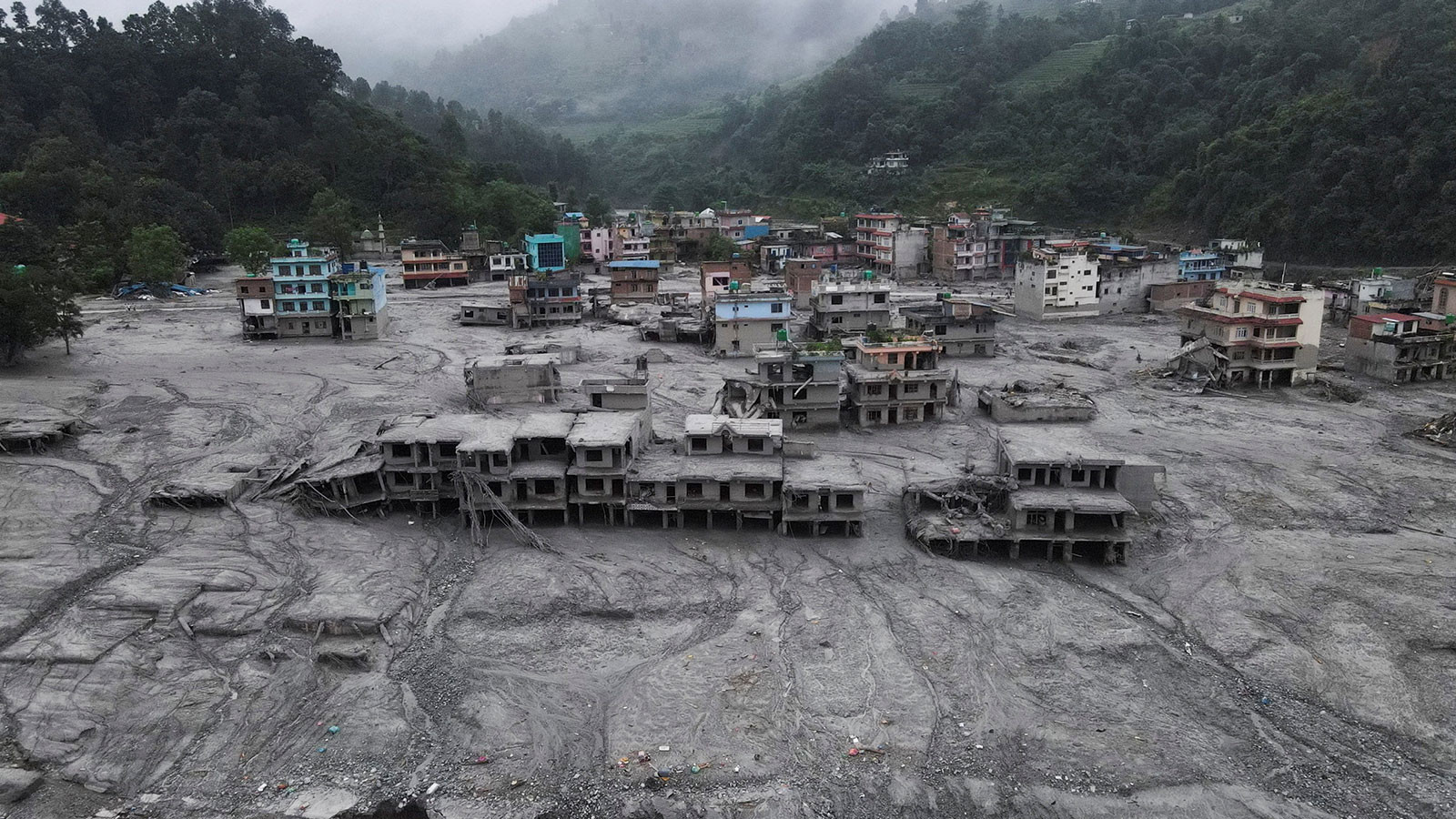 Nepal'de yerleşim yerleri çamur enkazına döndü! Ölü sayısı 600'ü aştı