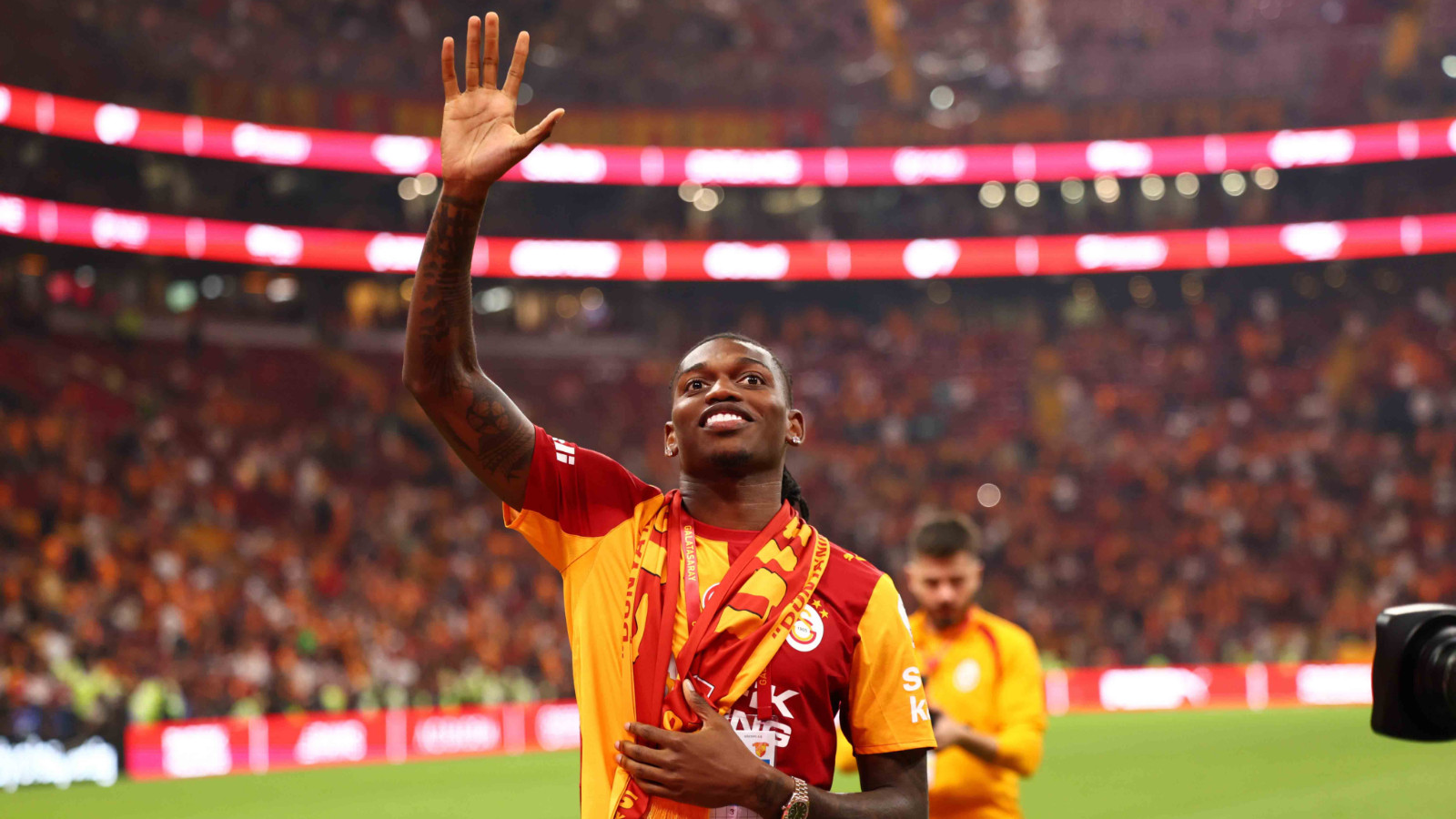 Rafael Leao, Galatasaray-Göztepe maçı sonrası sahaya inerek taraftarları selamladı