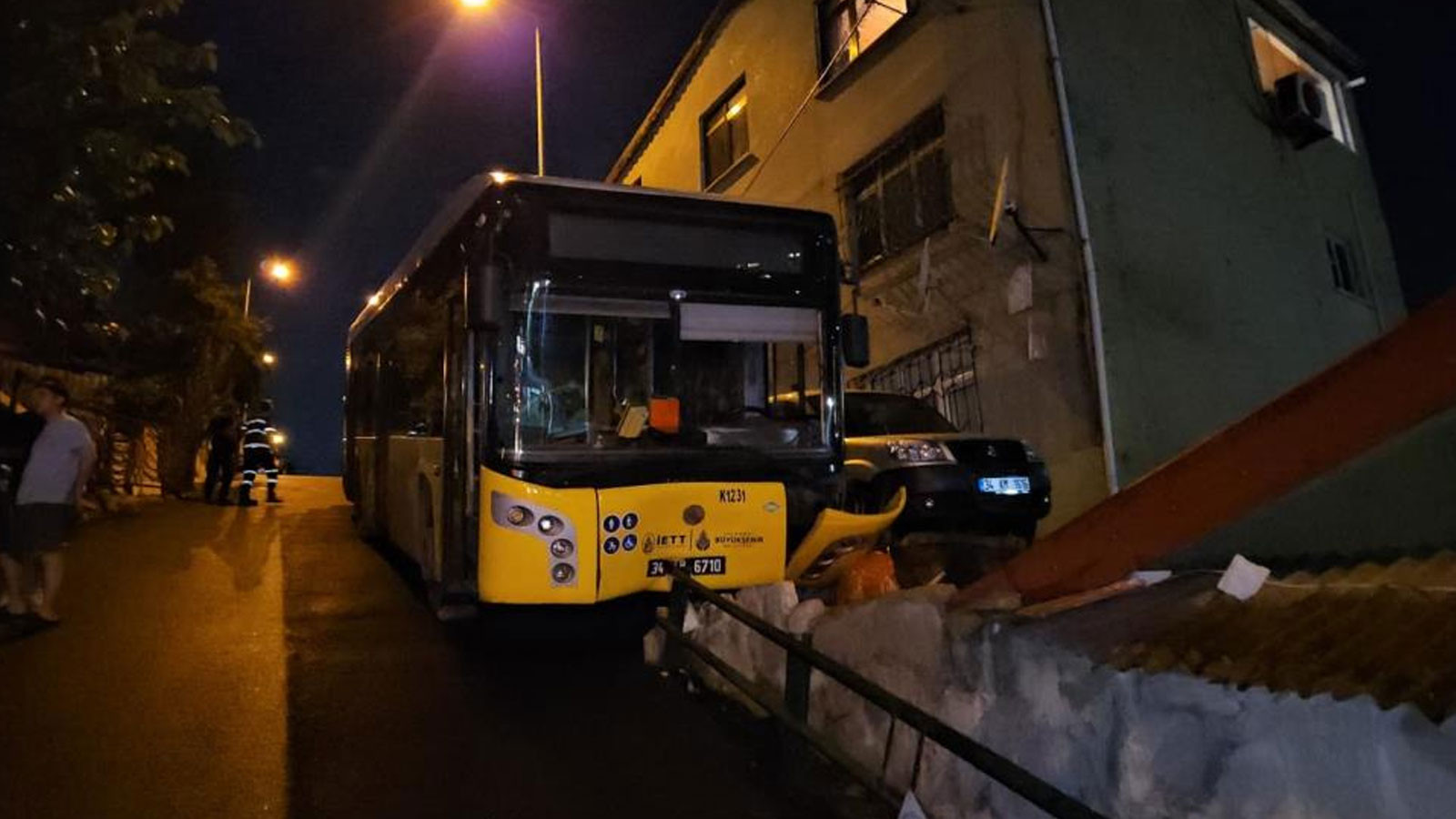 Sarıyer'de İETT otobüsü bariyerlere çarptı