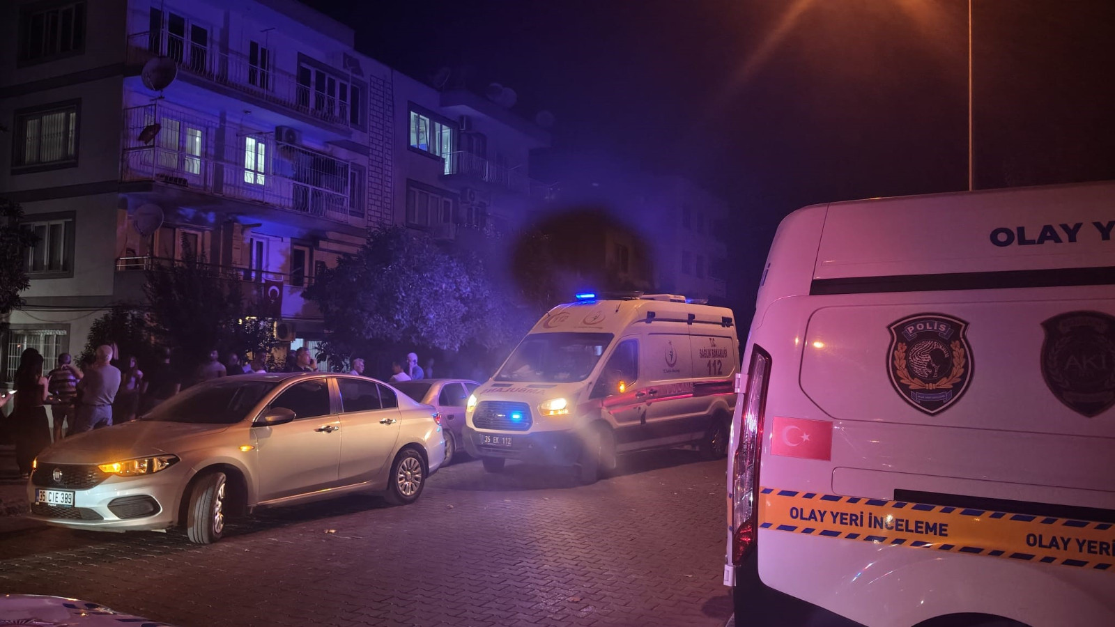 İzmir'de çatıdan düşen emekli öğretmen öldü