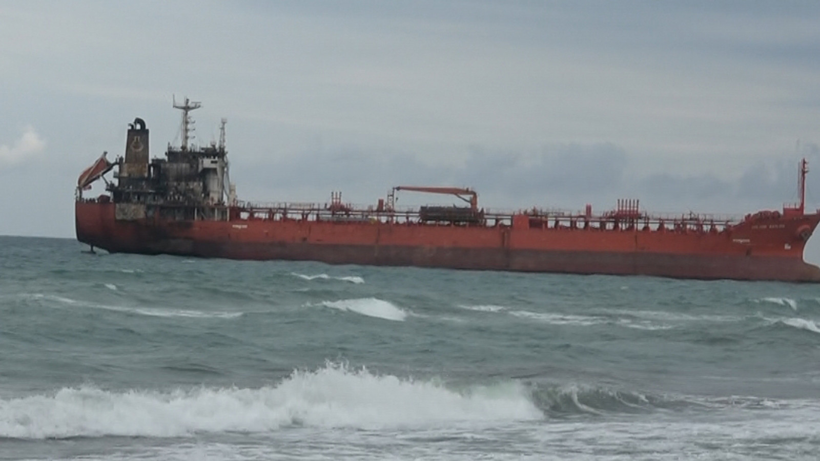 Karadeniz’de dron saldırısına uğrayan tanker, Samsun’da karaya oturdu