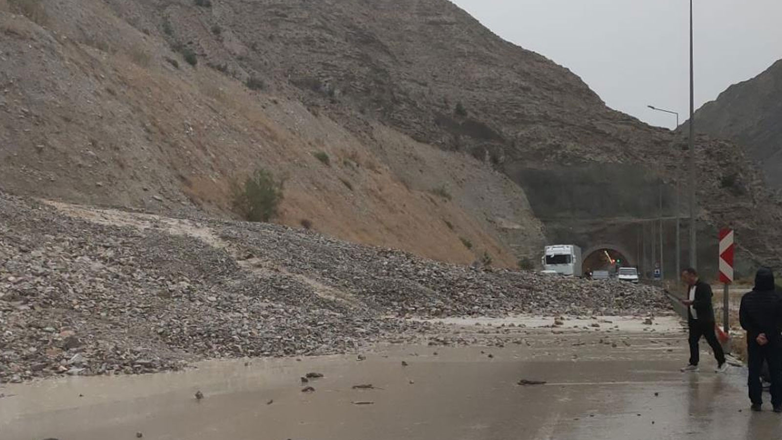 Sağanak sele dönüştü: Oltu-Artvin yolu trafiğe kapandı