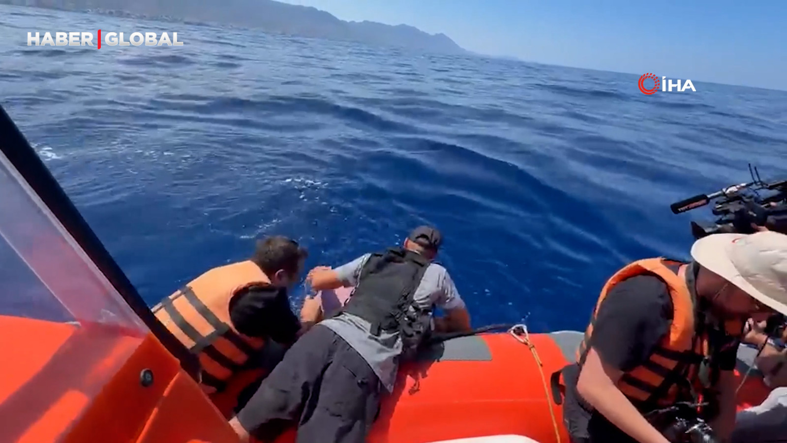 Girne açıklarında batan geminin ardından: Deniz yüzeyinde valiz ve eşyalar görüntülendi