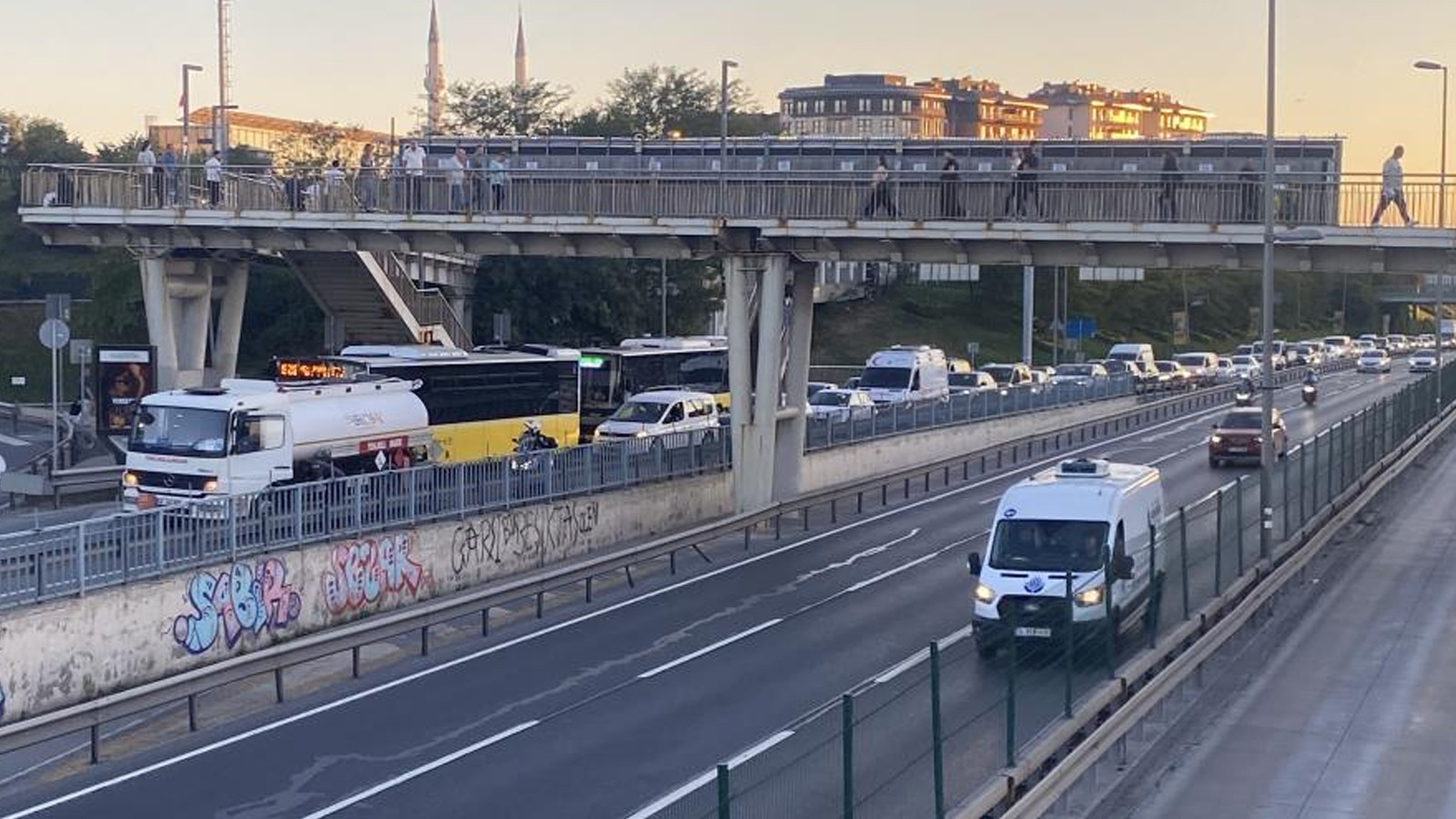 Beyoğlu’nda arızalanan tanker E5'te trafiği kilitledi