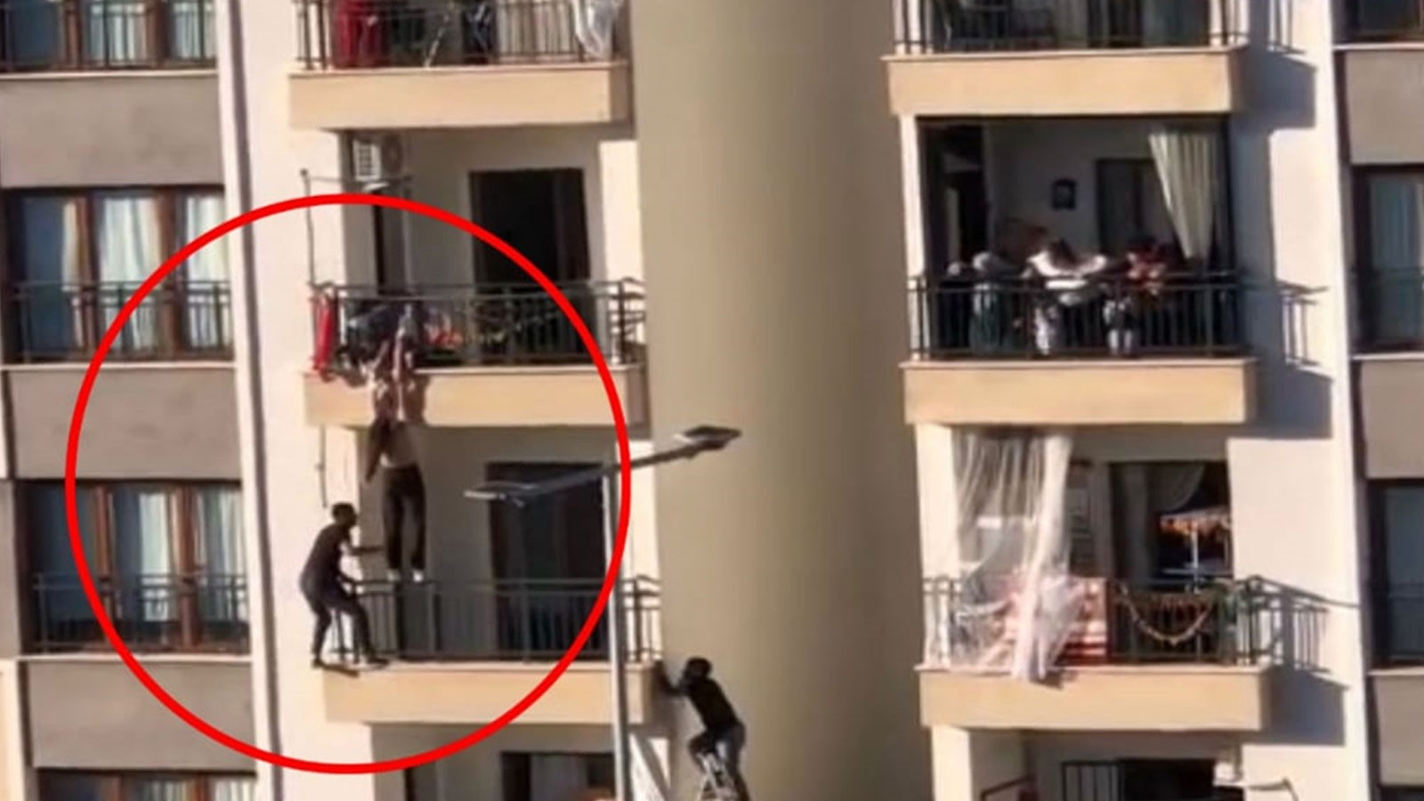 Diyarbakır'da yürekler ağza geldi! Balkondan düşmek üzere olan kız çocuğunu kurtardı