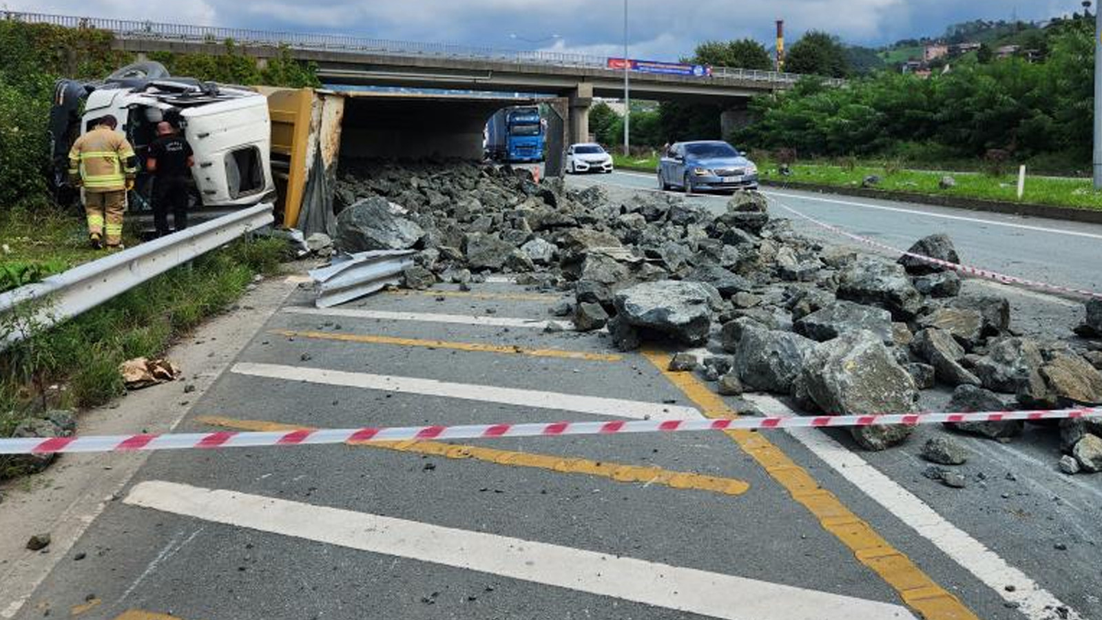 Rize’de kaza yapan kamyona arkadan gelen taş yüklü kamyon çarptı: Çok sayıda yaralı var