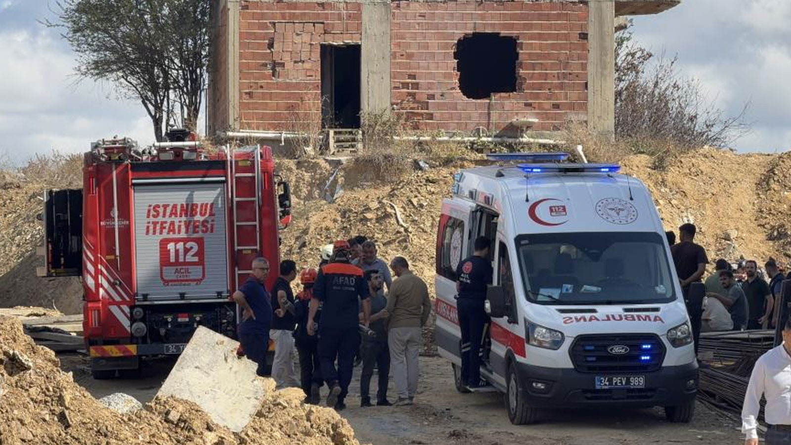 Başakşehir'de inşaat çalışması sırasında toprak kaydı! 1 işçi toprak altında