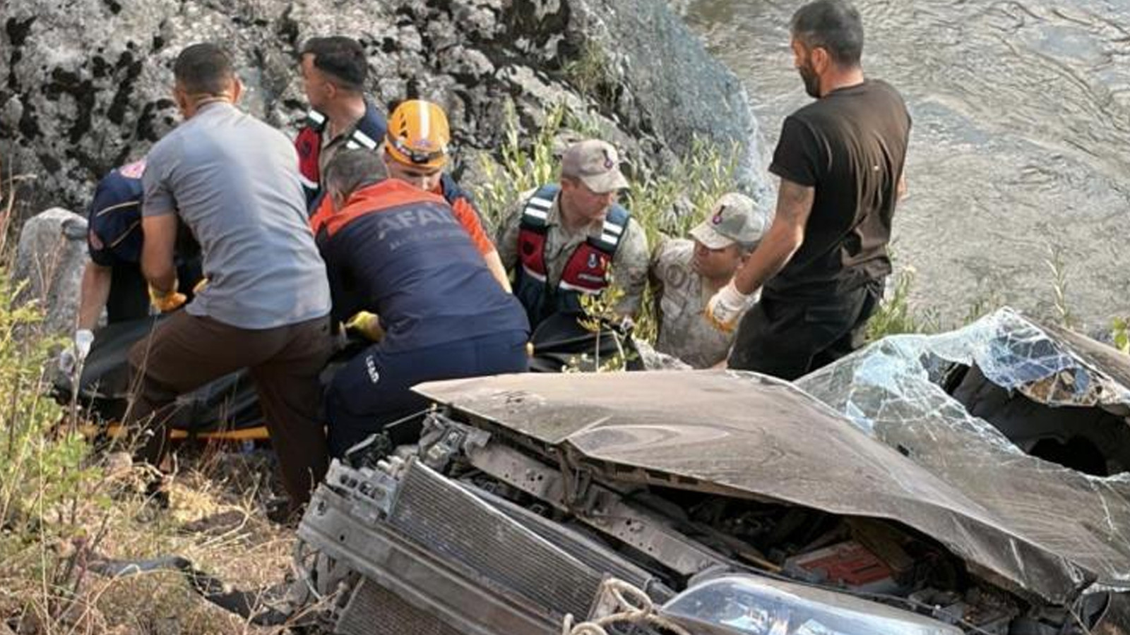 Bingöl’de araç dereye uçtu: Ölü ve çok sayıda yaralı var