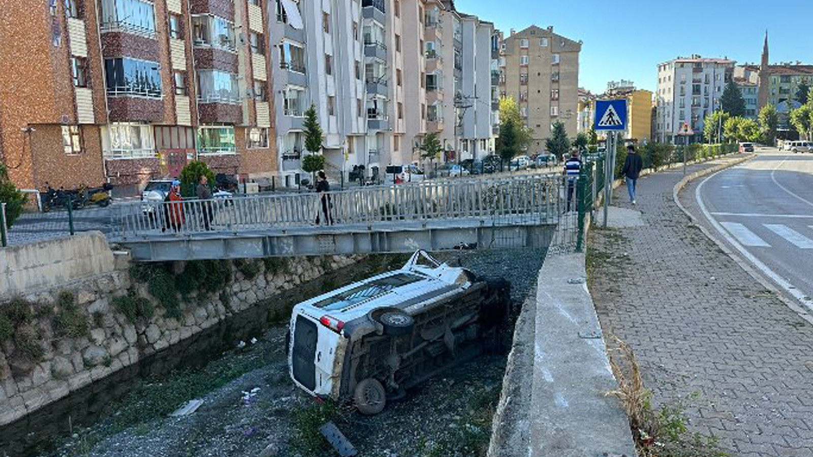 Diyaliz hastalarını taşıyan servis aracı çaya uçtu: Yaralılar var
