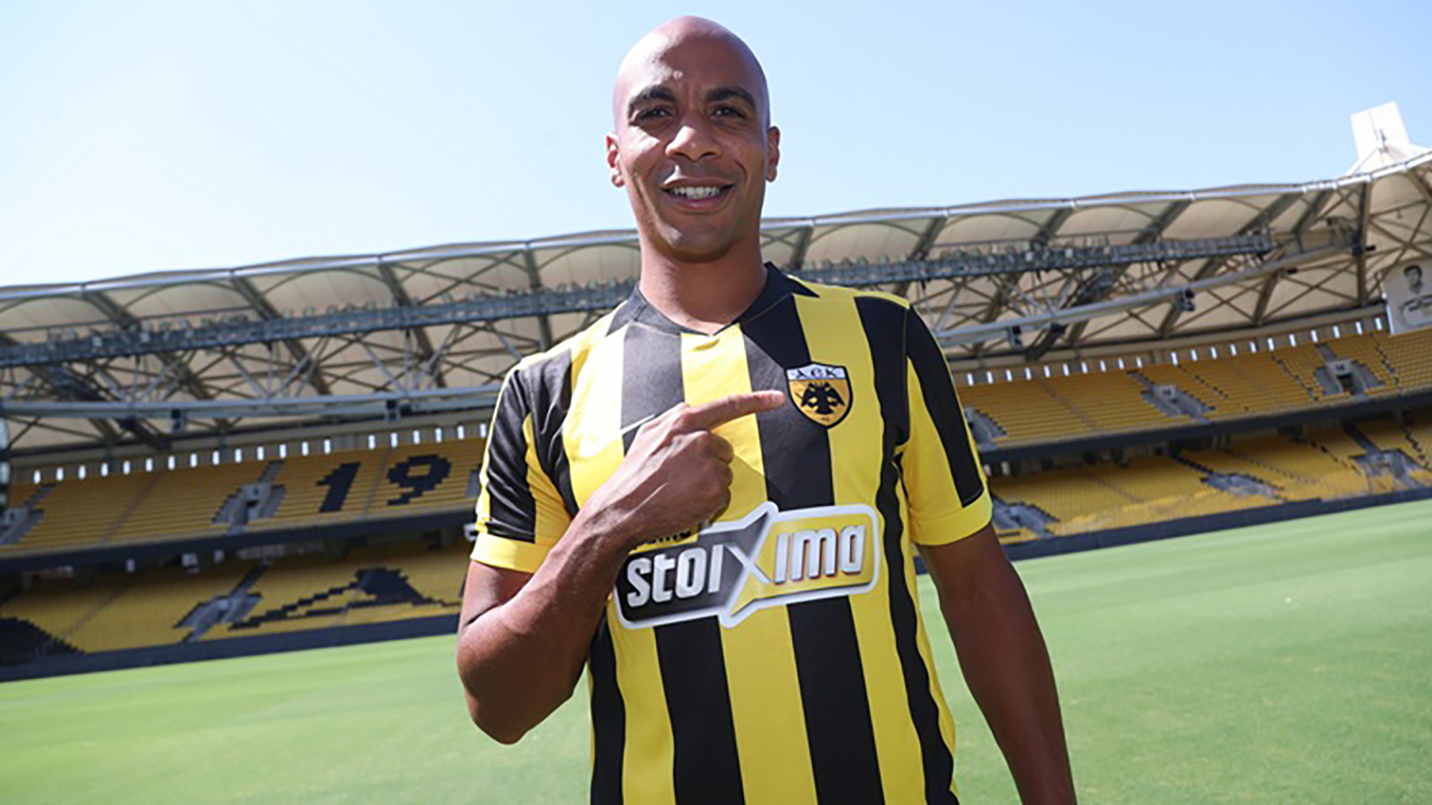 Galatasaray'ın rakibi AEK, Beşiktaş'tan yaptığı transferi resmen duyurdu