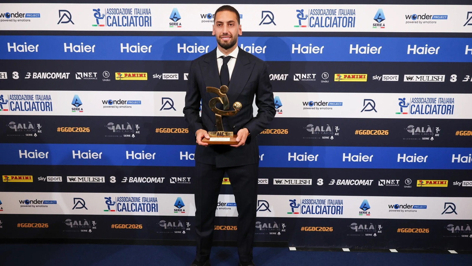 Hakan Çalhanoğlu'na büyük onur! İtalya'da bir ödül daha