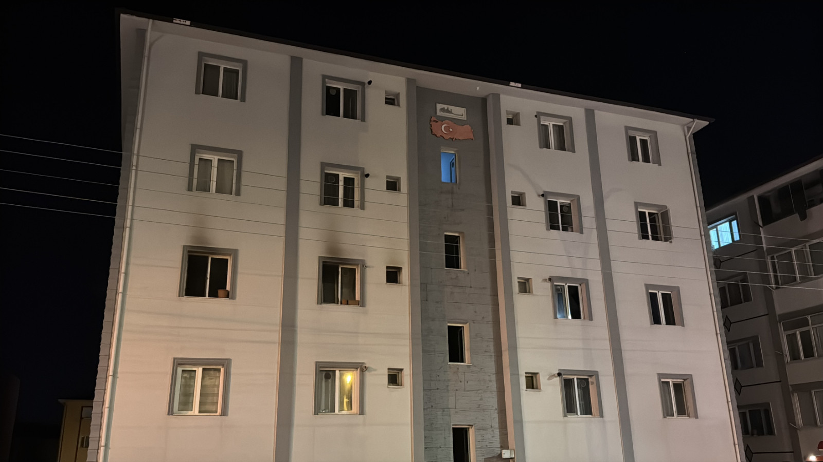 Karabük'te apartman dairesinde yangın: İki kişi etkilendi