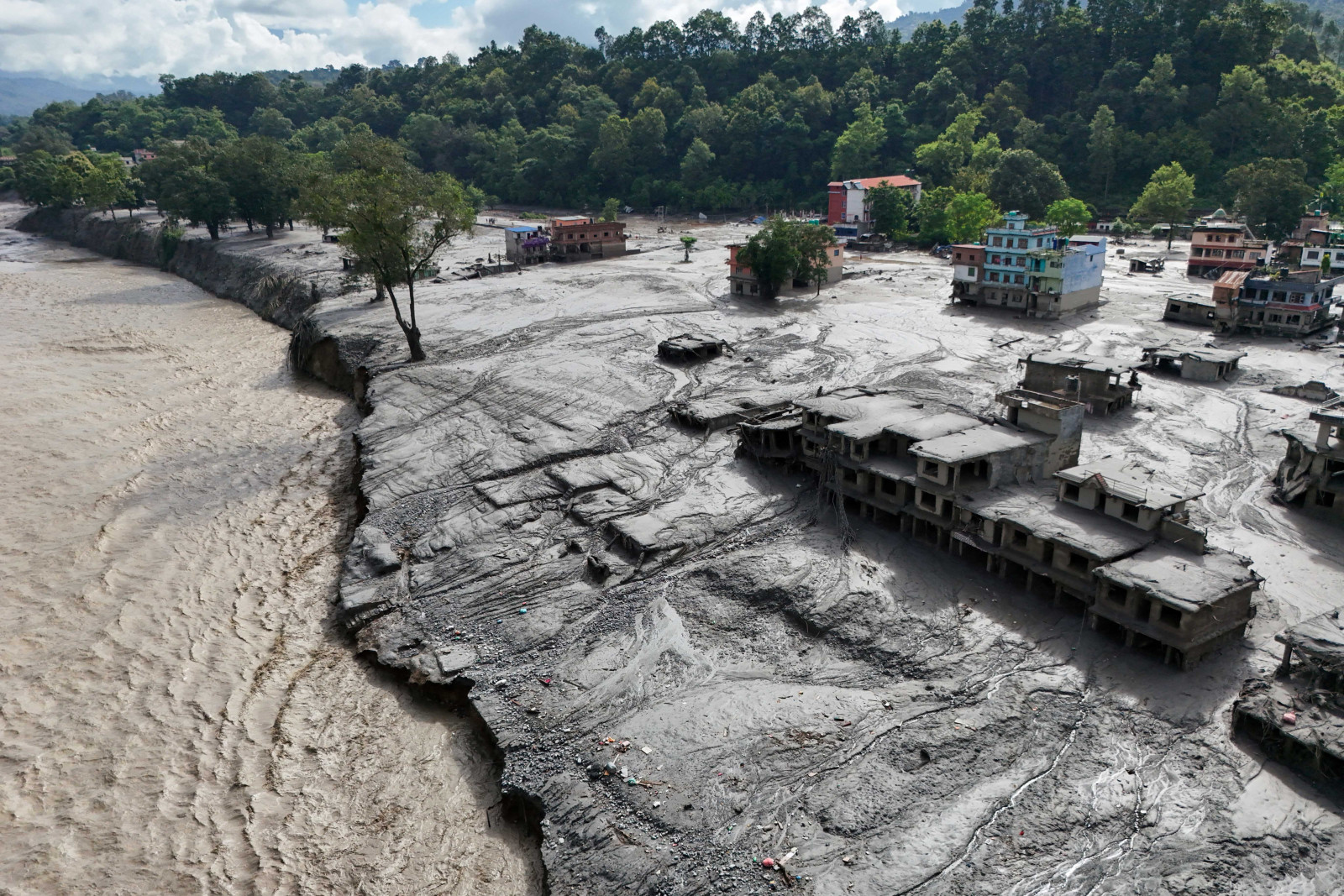 Sel felaketinden 9 gün sonra mucize! Nepal’de tünelden iki kişi sağ çıkarıldı! - Resim: 4